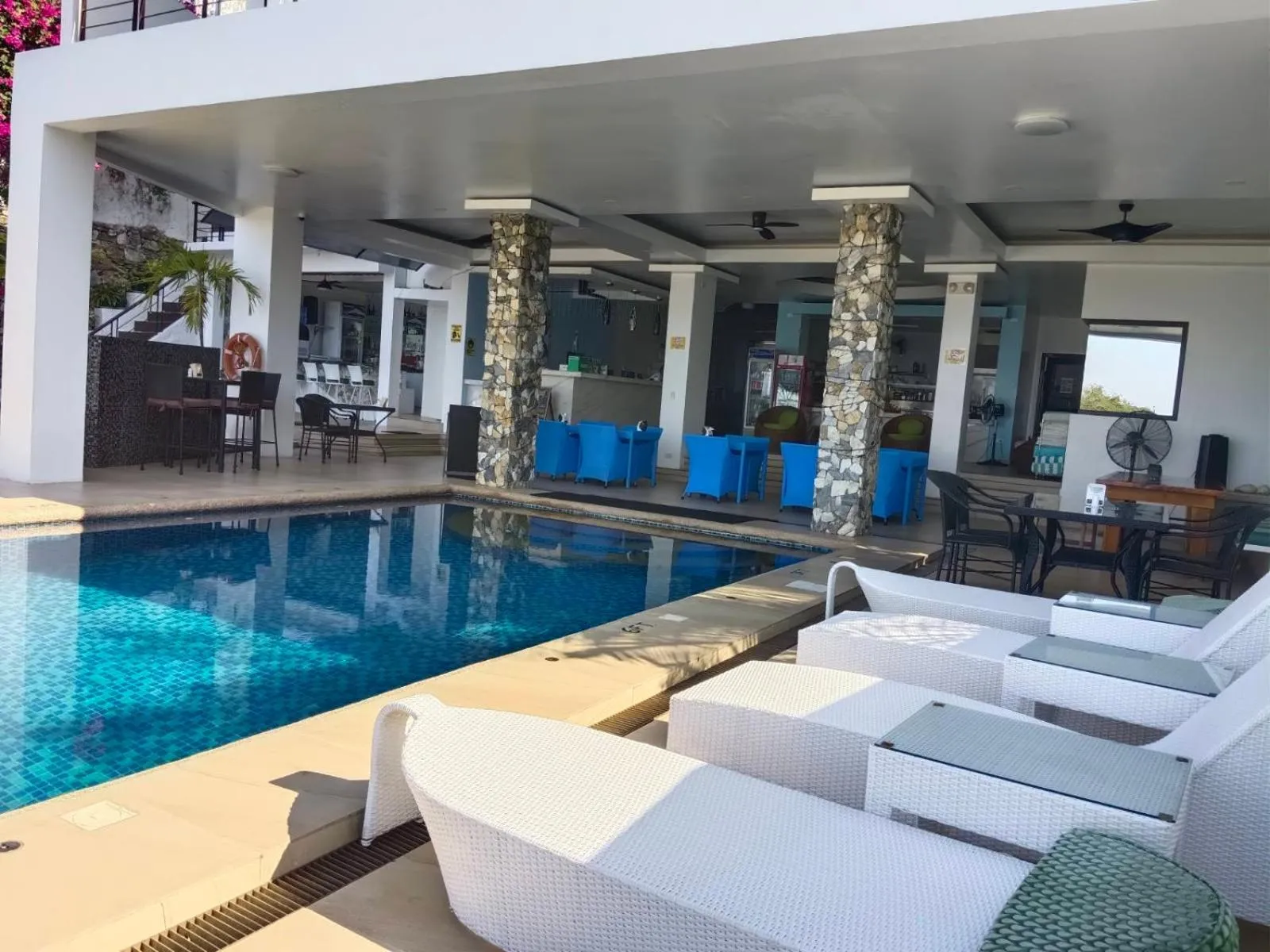 Restaurant/places to eat in Manarra Sea View Resort