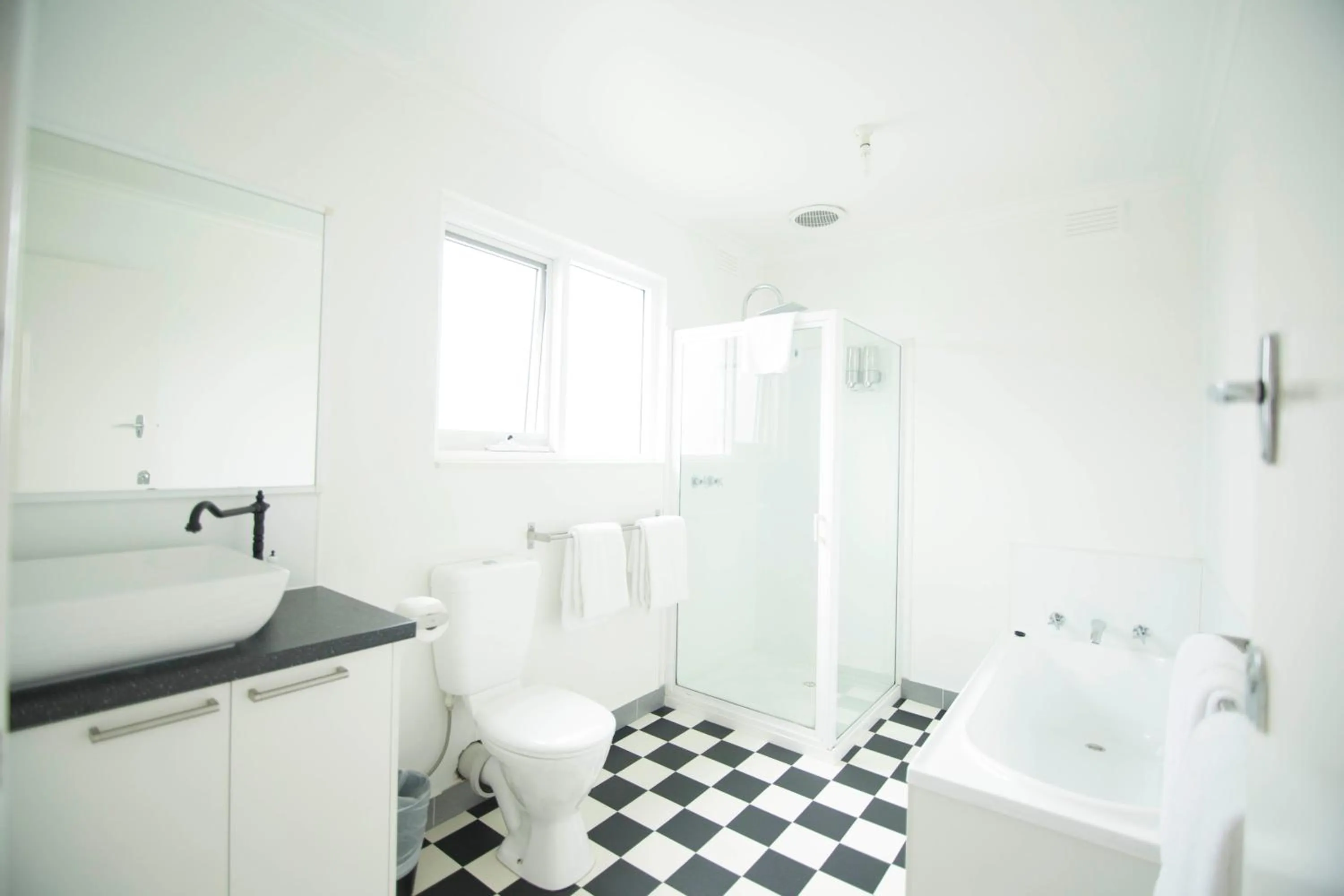 Shower in Siesta Central Apartments