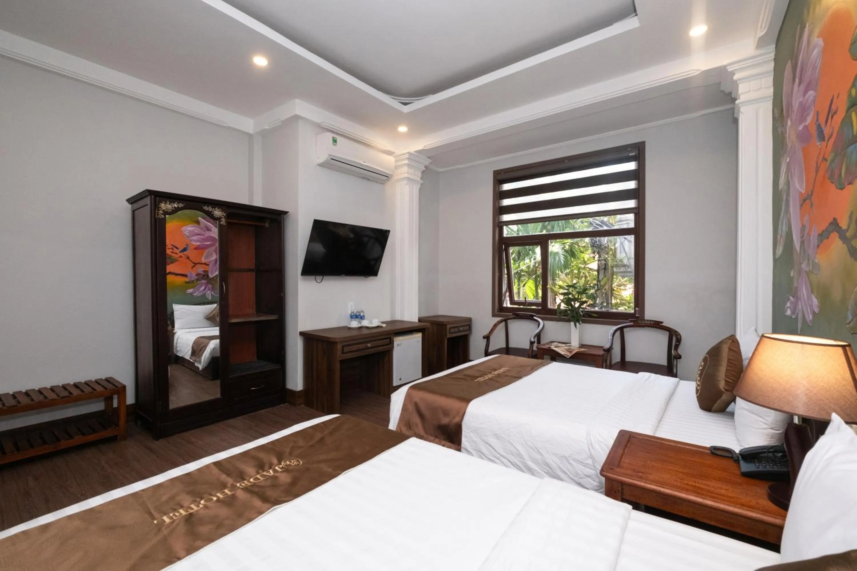 Communal lounge/ TV room, Bed in Jade Hotel