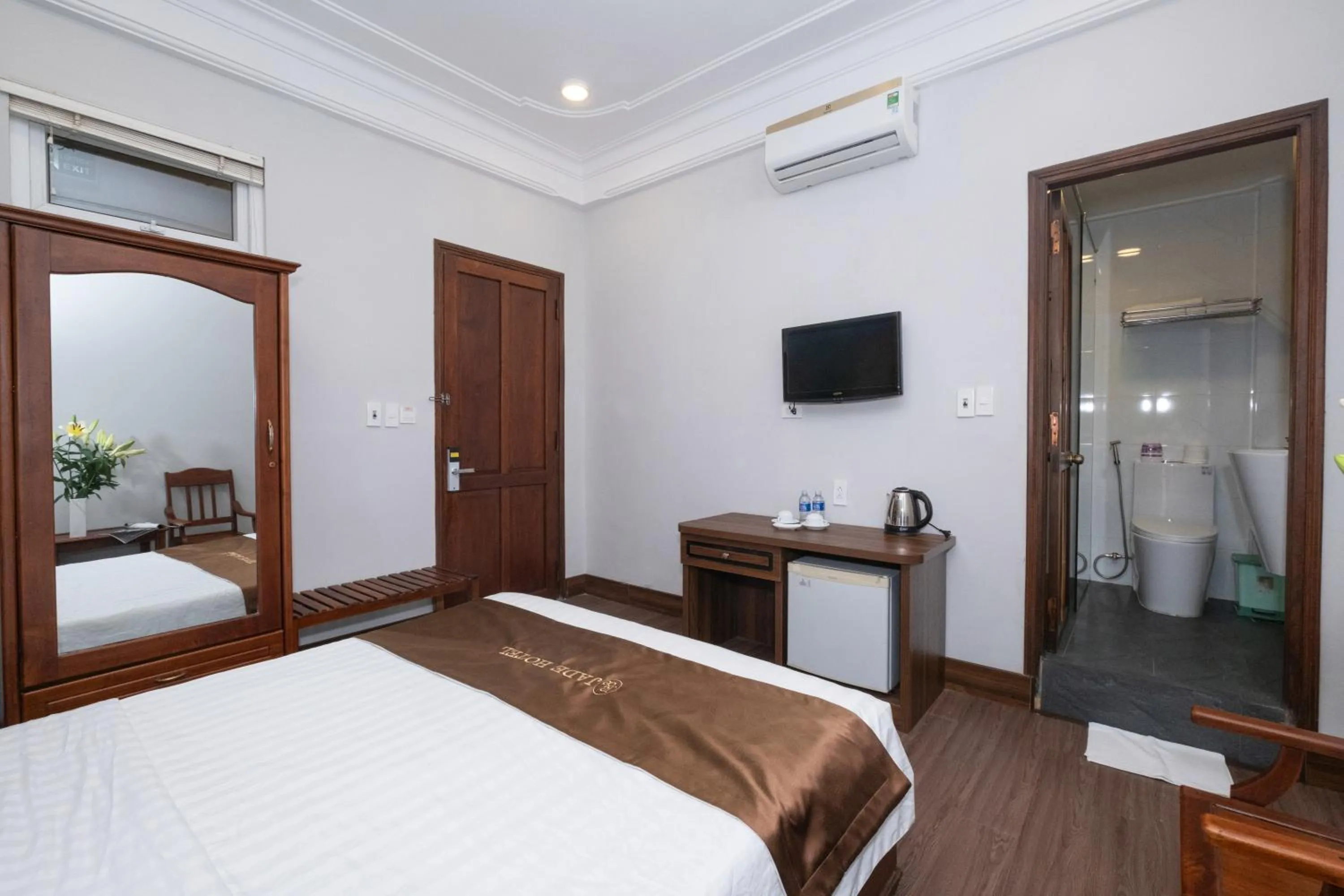 Bedroom, Bed in Jade Hotel