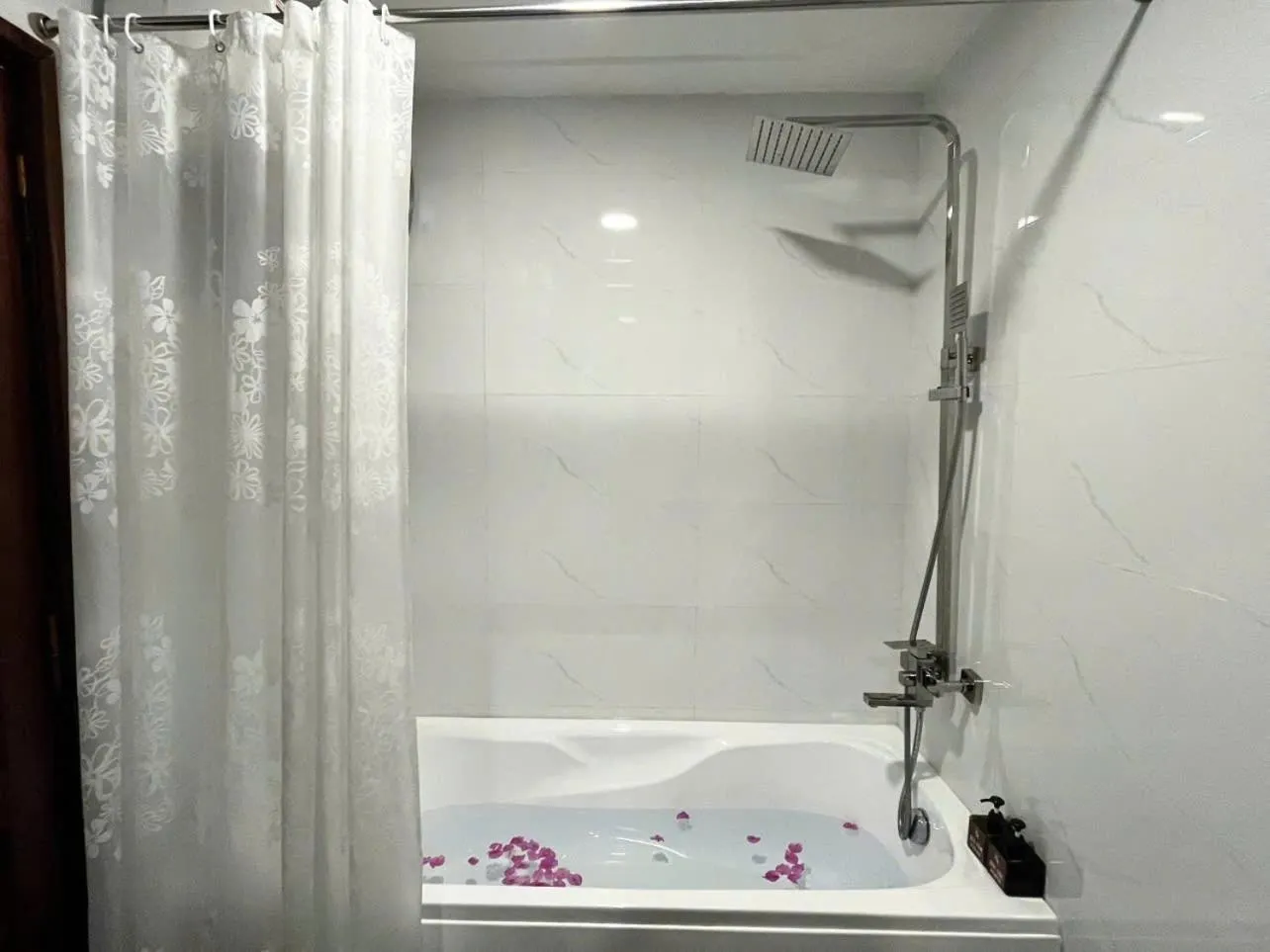 Shower in Jade Hotel