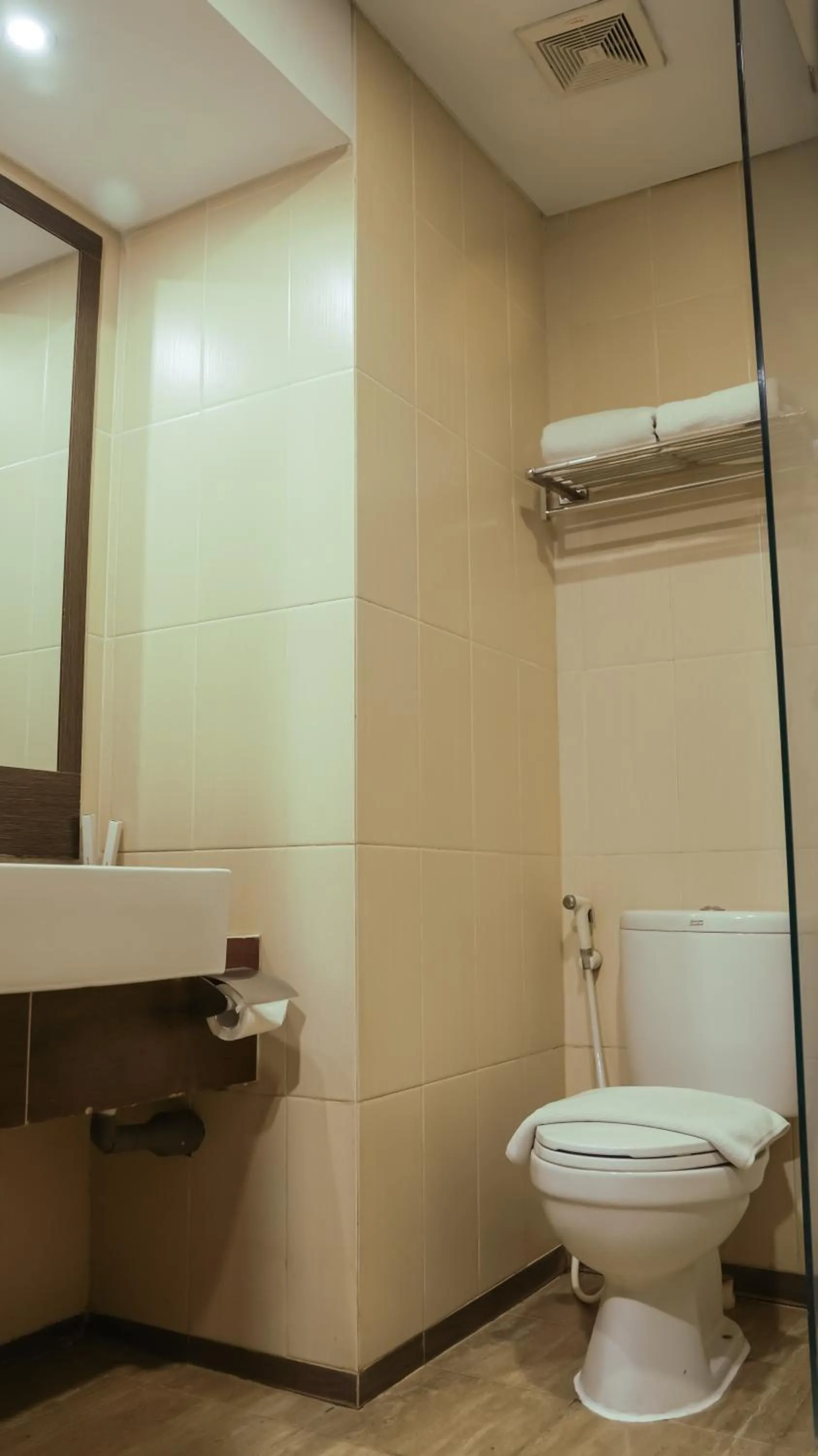 Toilet in Tasneem Hotel Malioboro Yogyakarta