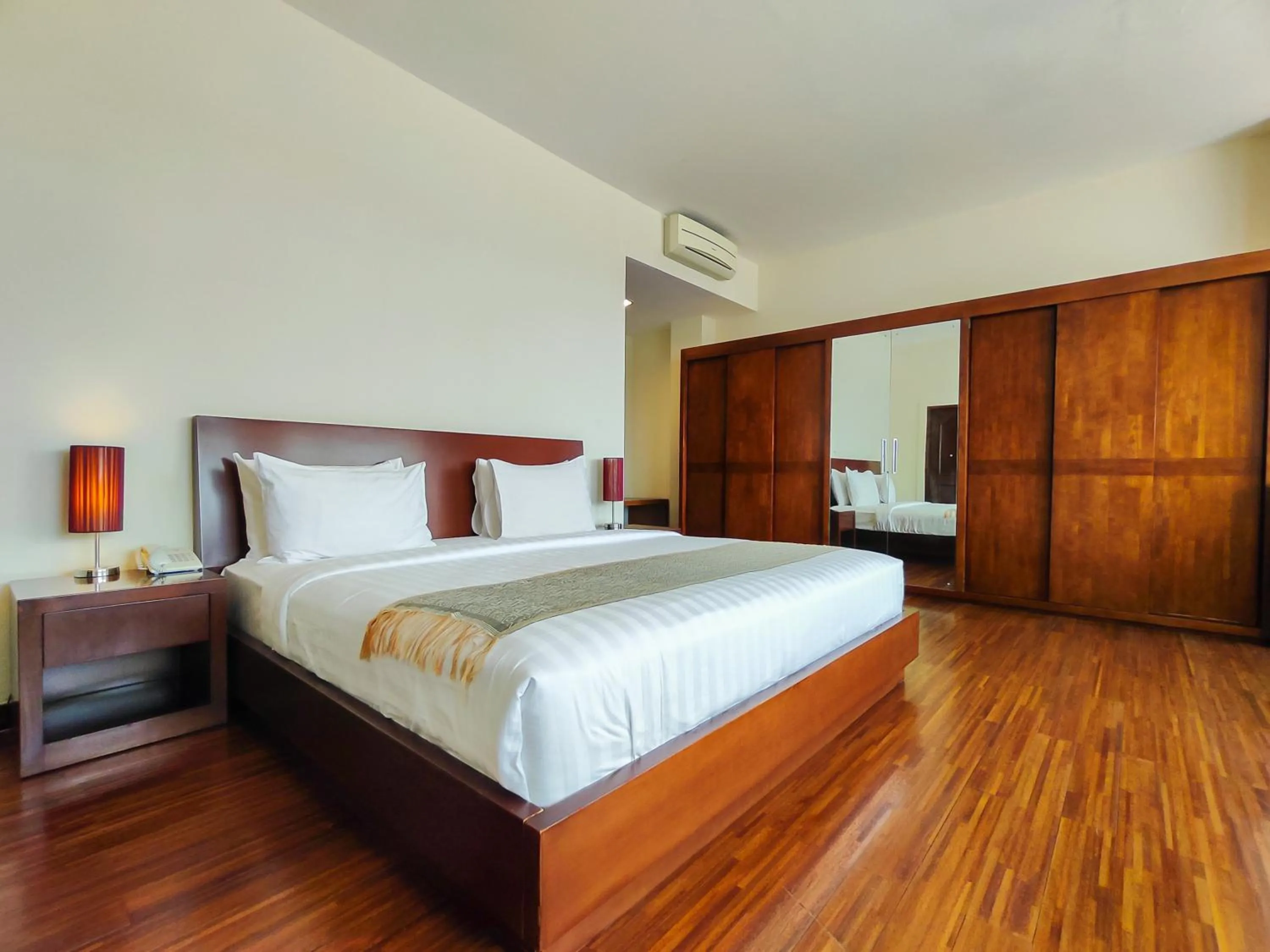 Bed in Seminyak Square Hotel And Villas