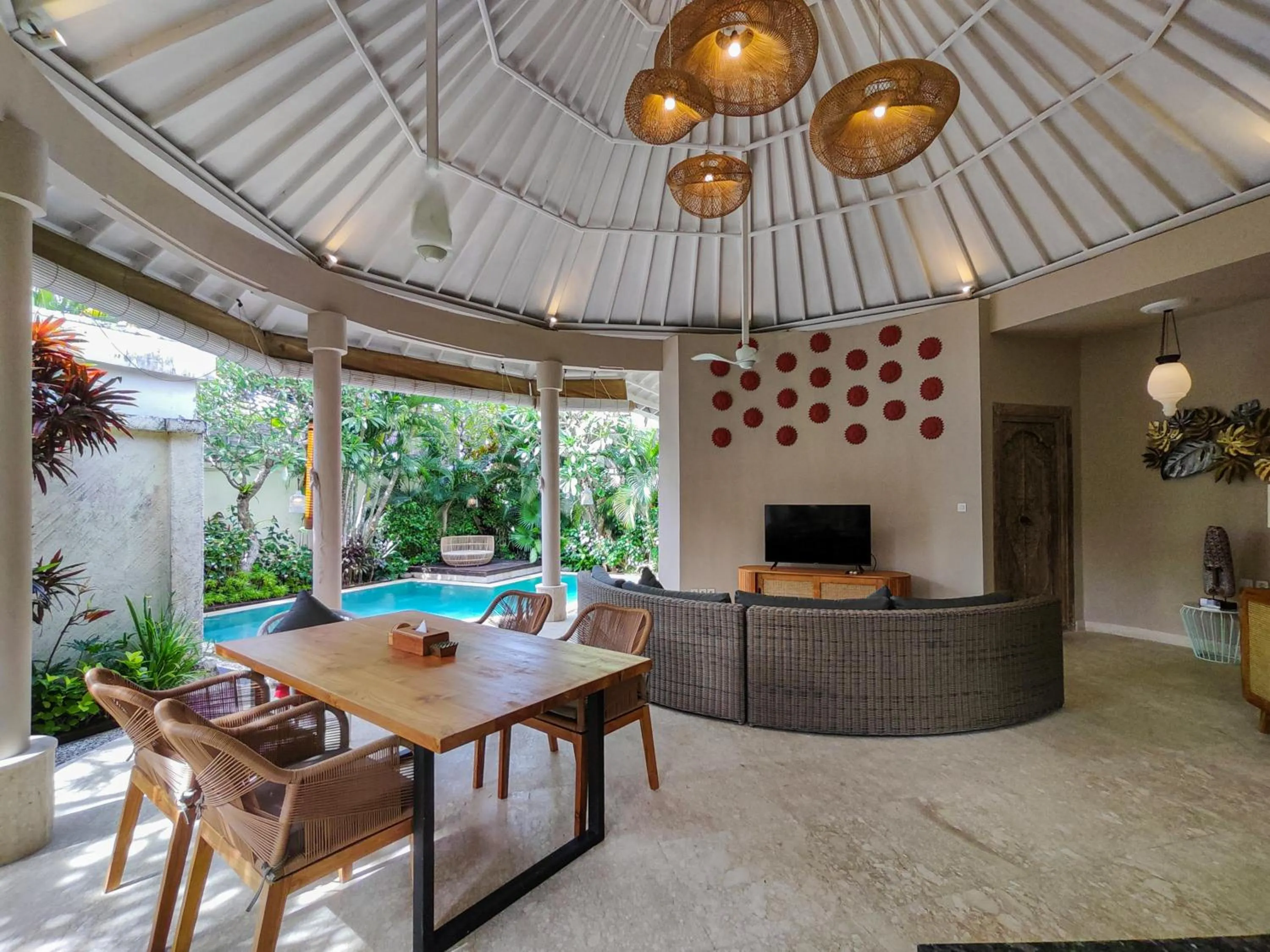 Communal lounge/ TV room in Seminyak Square Hotel And Villas