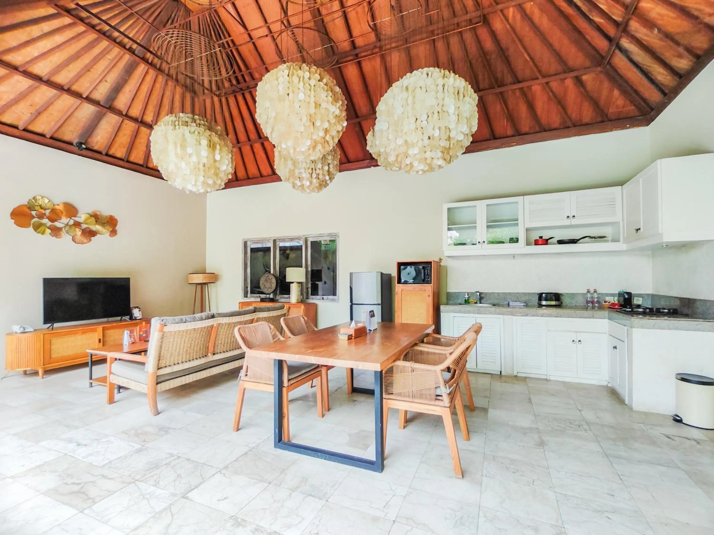 TV and multimedia in Seminyak Square Hotel And Villas