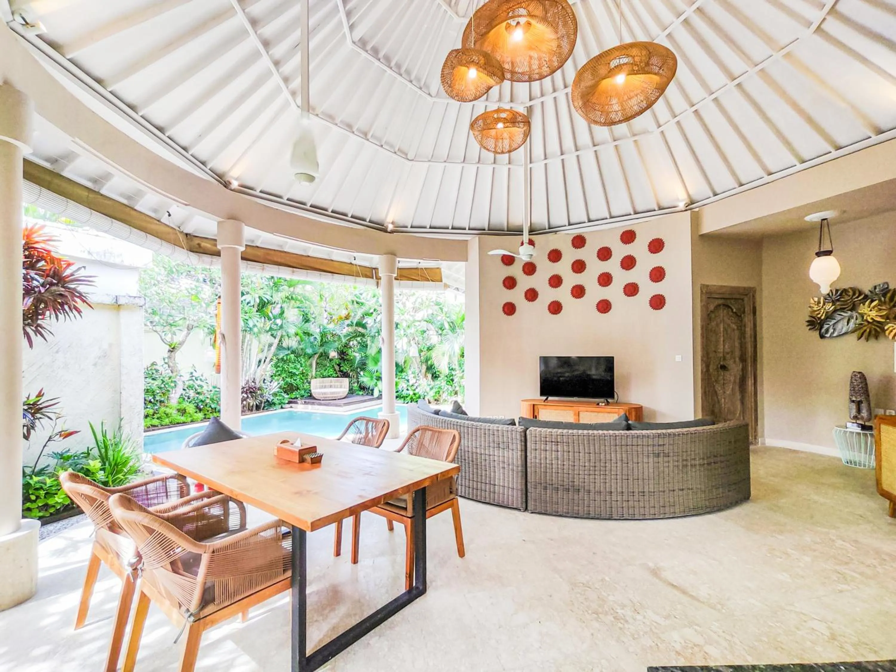 Communal lounge/ TV room in Seminyak Square Hotel And Villas