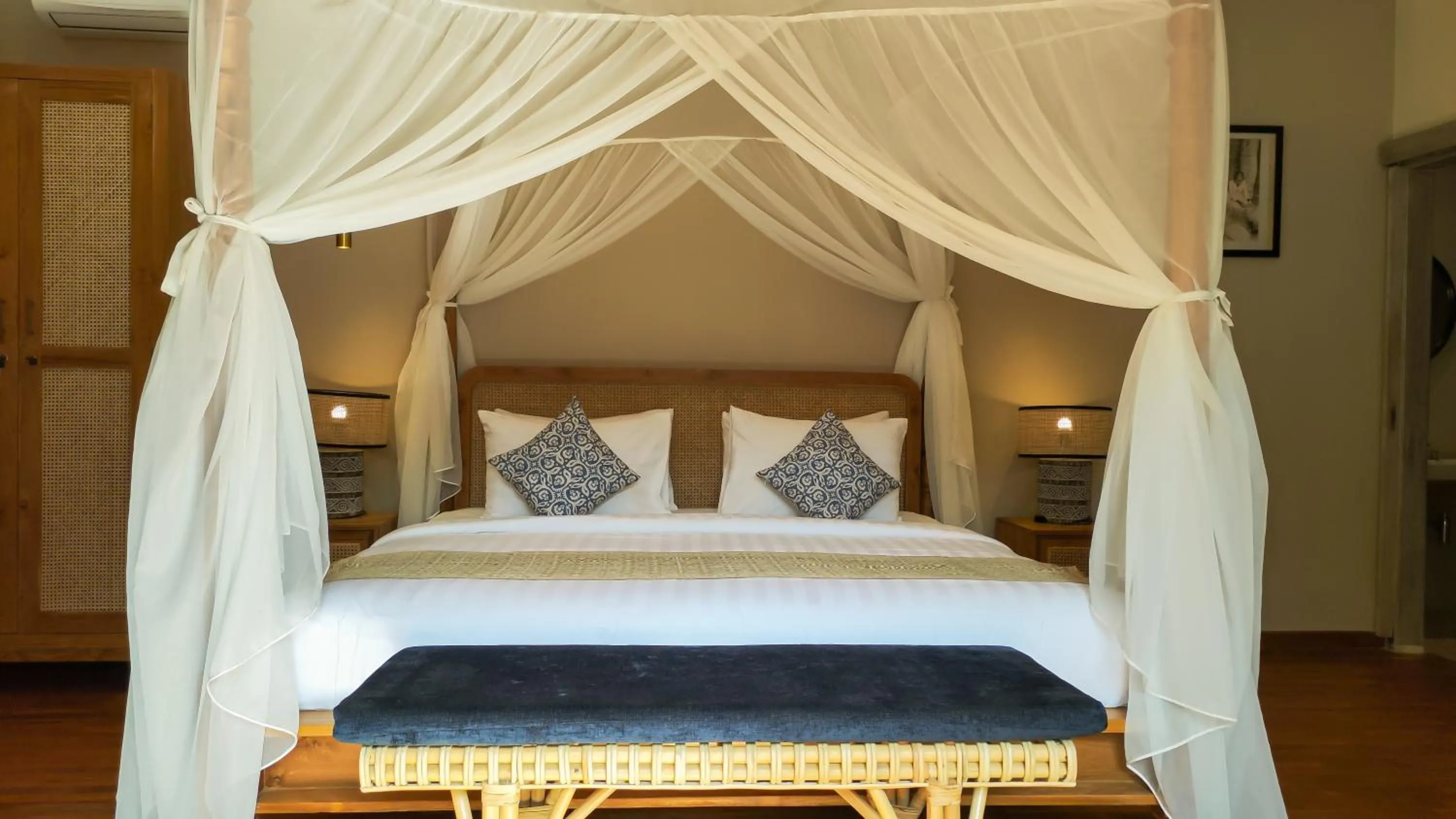 Bed in Seminyak Square Hotel And Villas