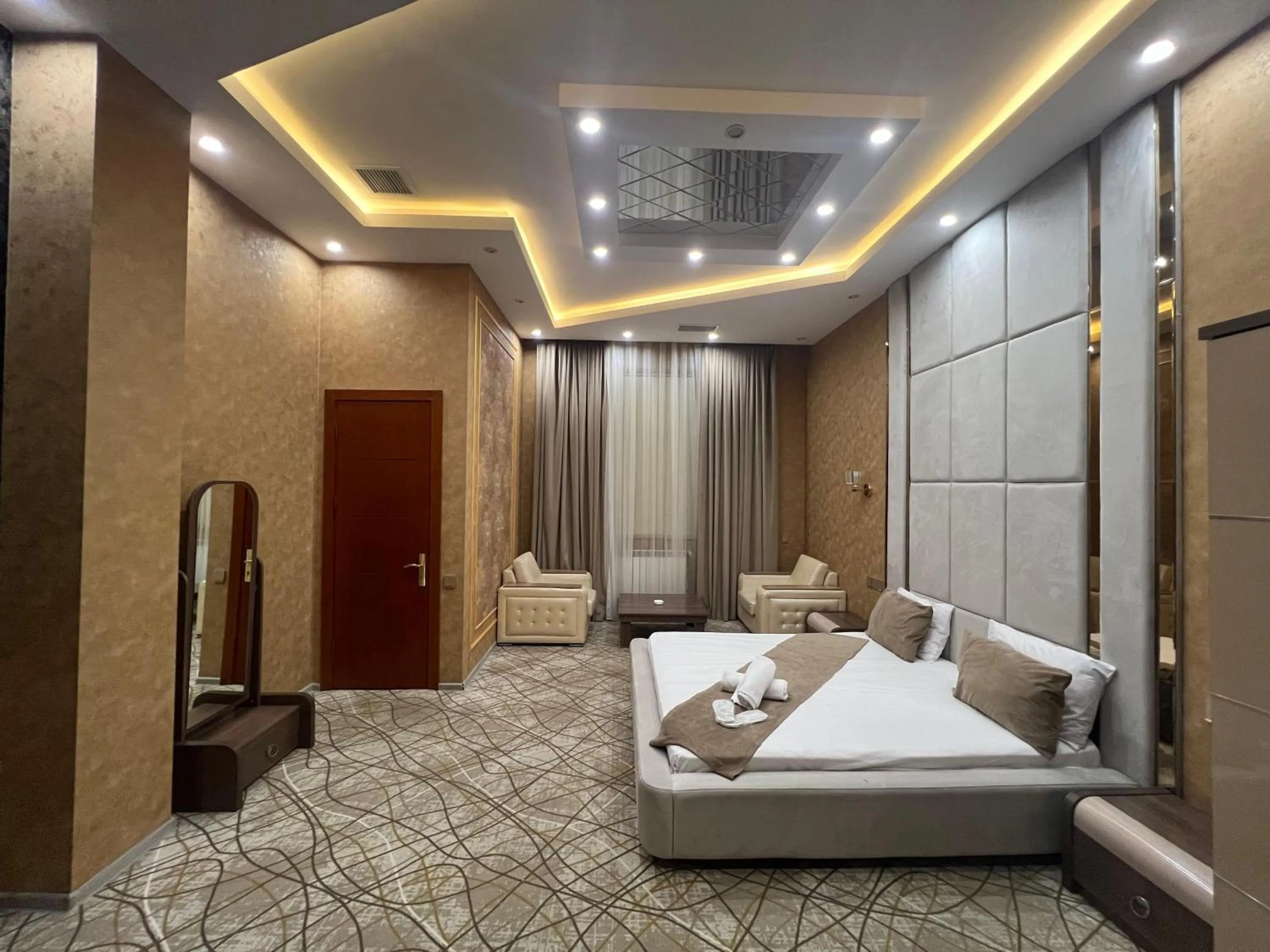 Bedroom, Bed in Royal Mansion Hotel