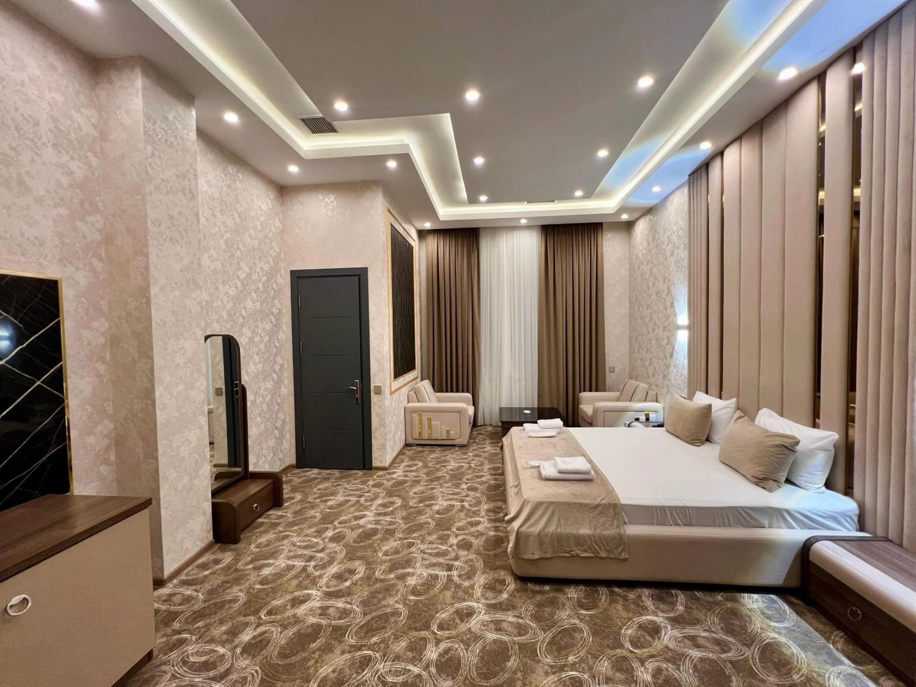 Bedroom, Bed in Royal Mansion Hotel