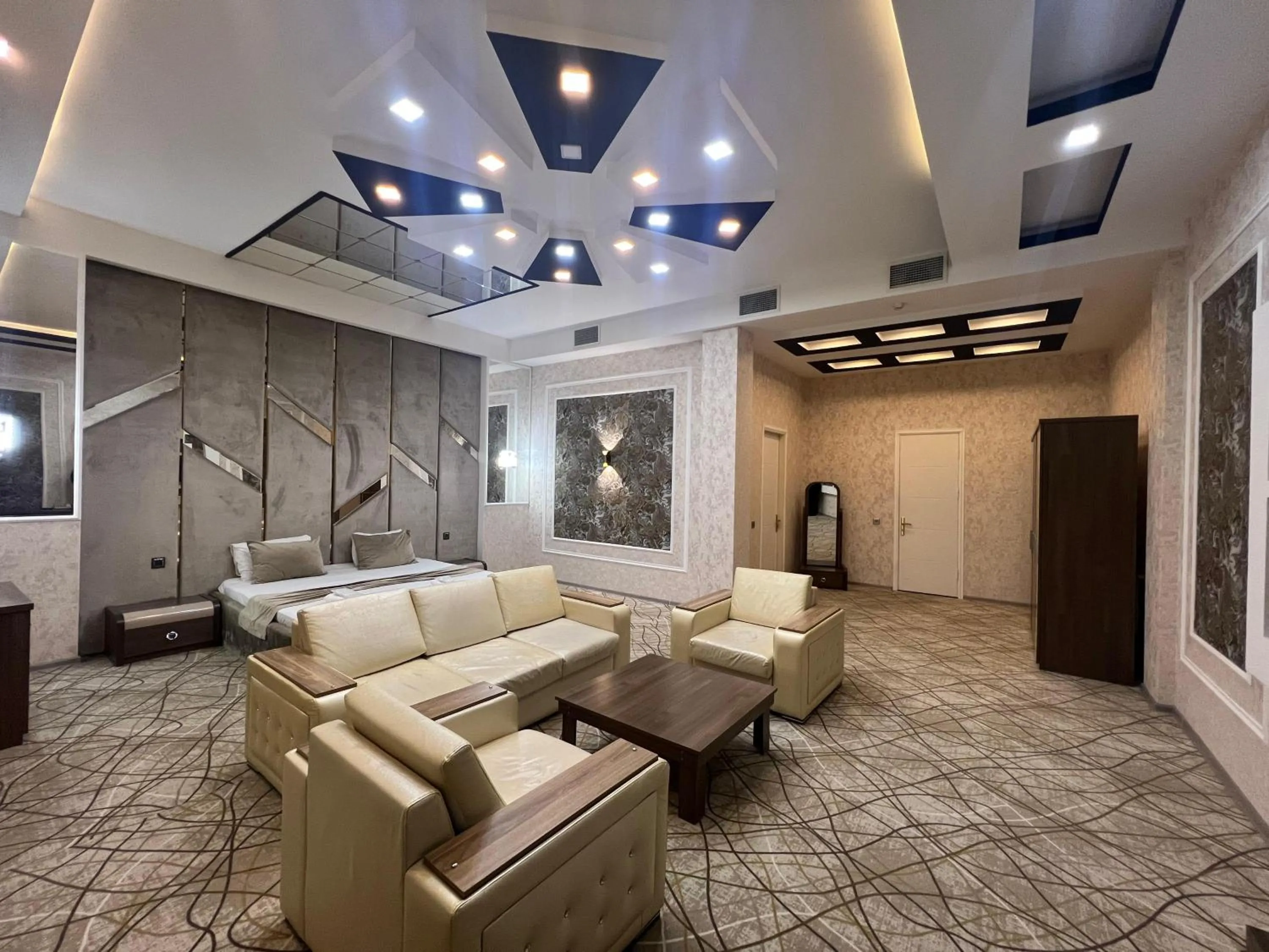 Photo of the whole room in Royal Mansion Hotel