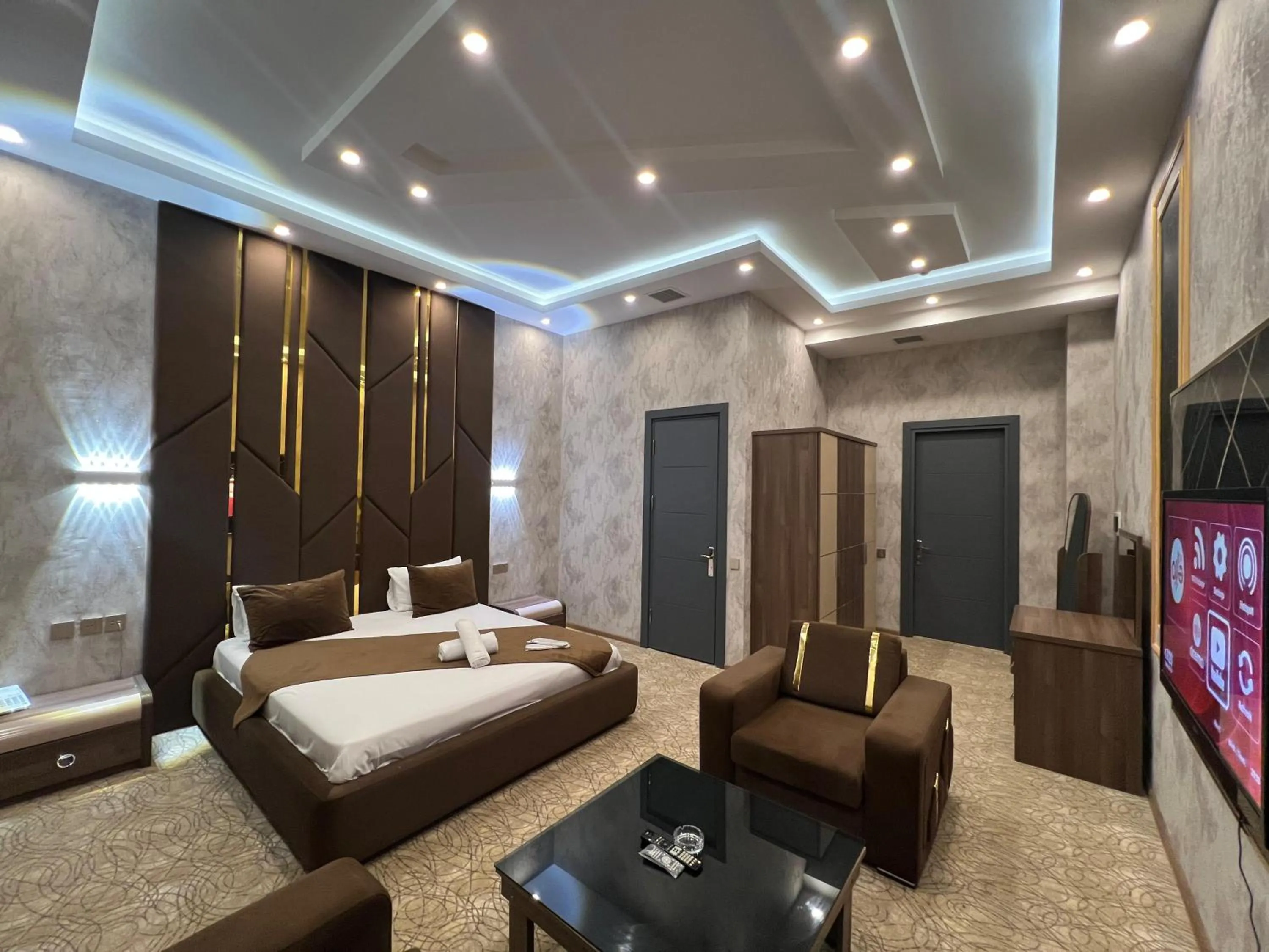 Photo of the whole room, Bed in Royal Mansion Hotel