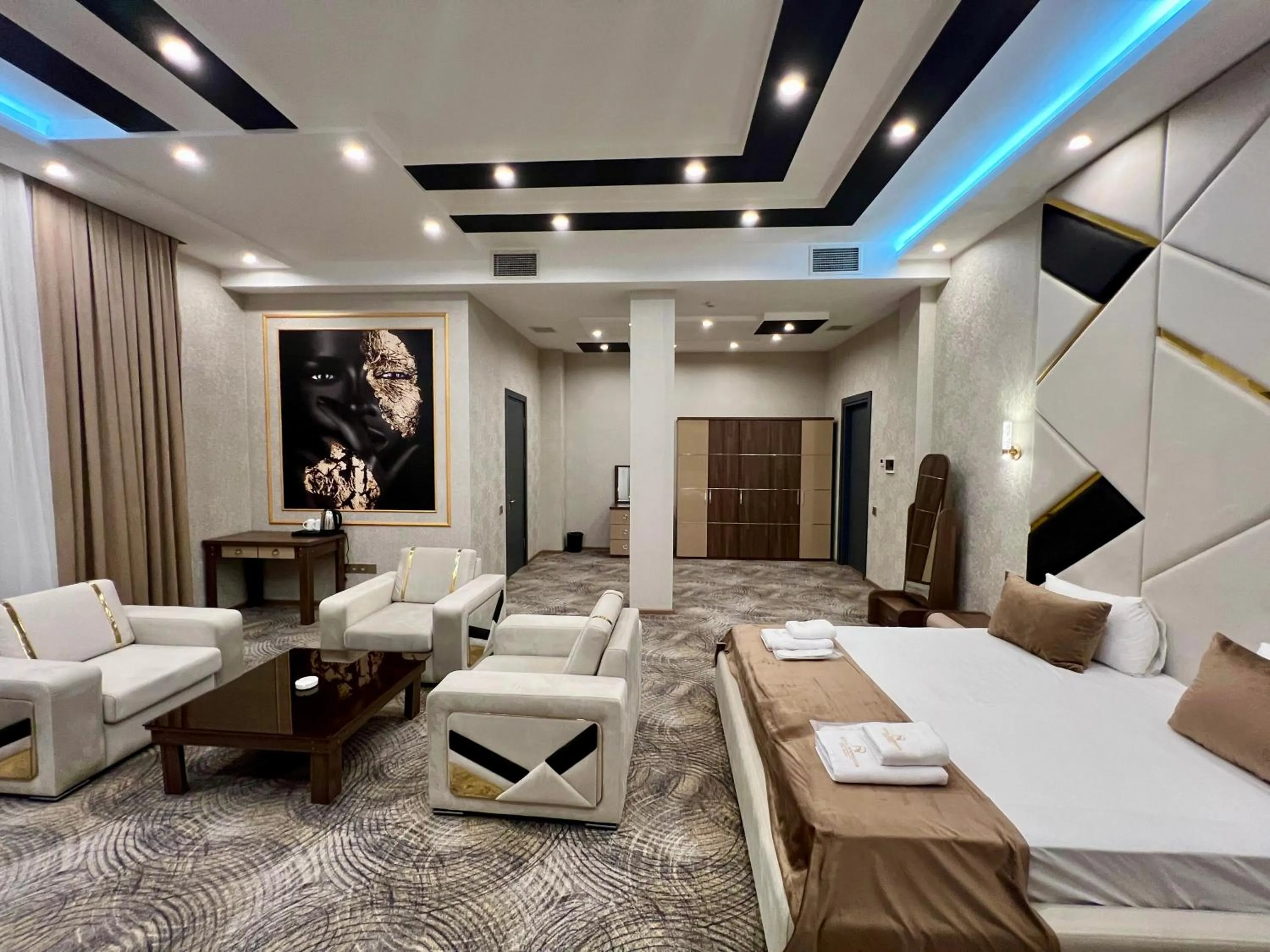 Photo of the whole room in Royal Mansion Hotel