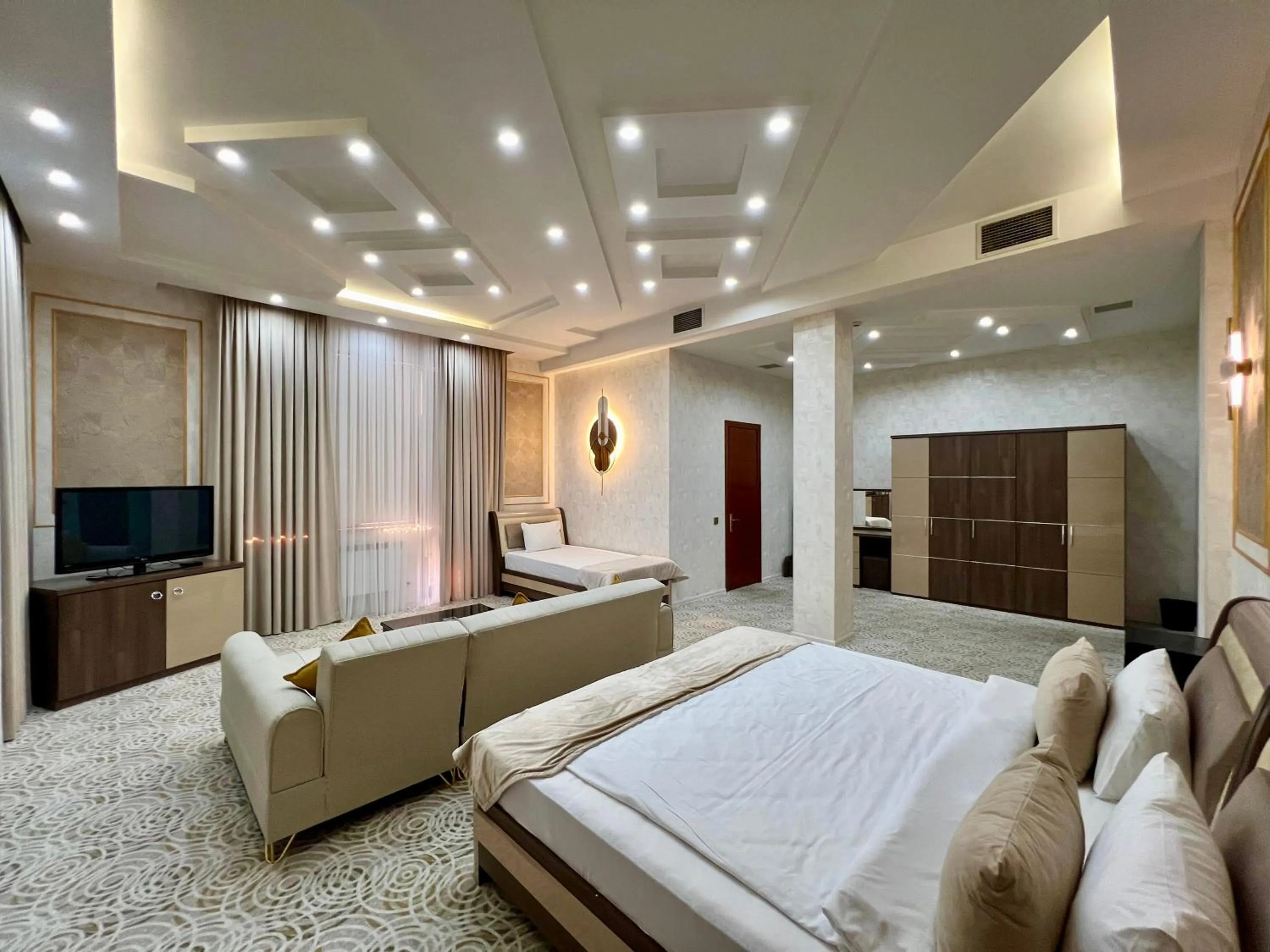 Photo of the whole room in Royal Mansion Hotel