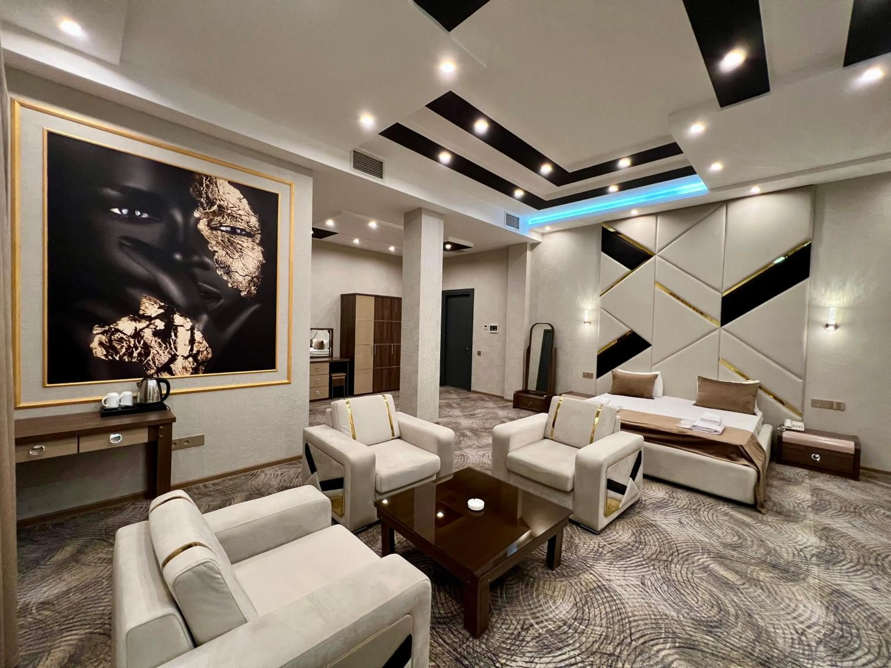 Photo of the whole room in Royal Mansion Hotel