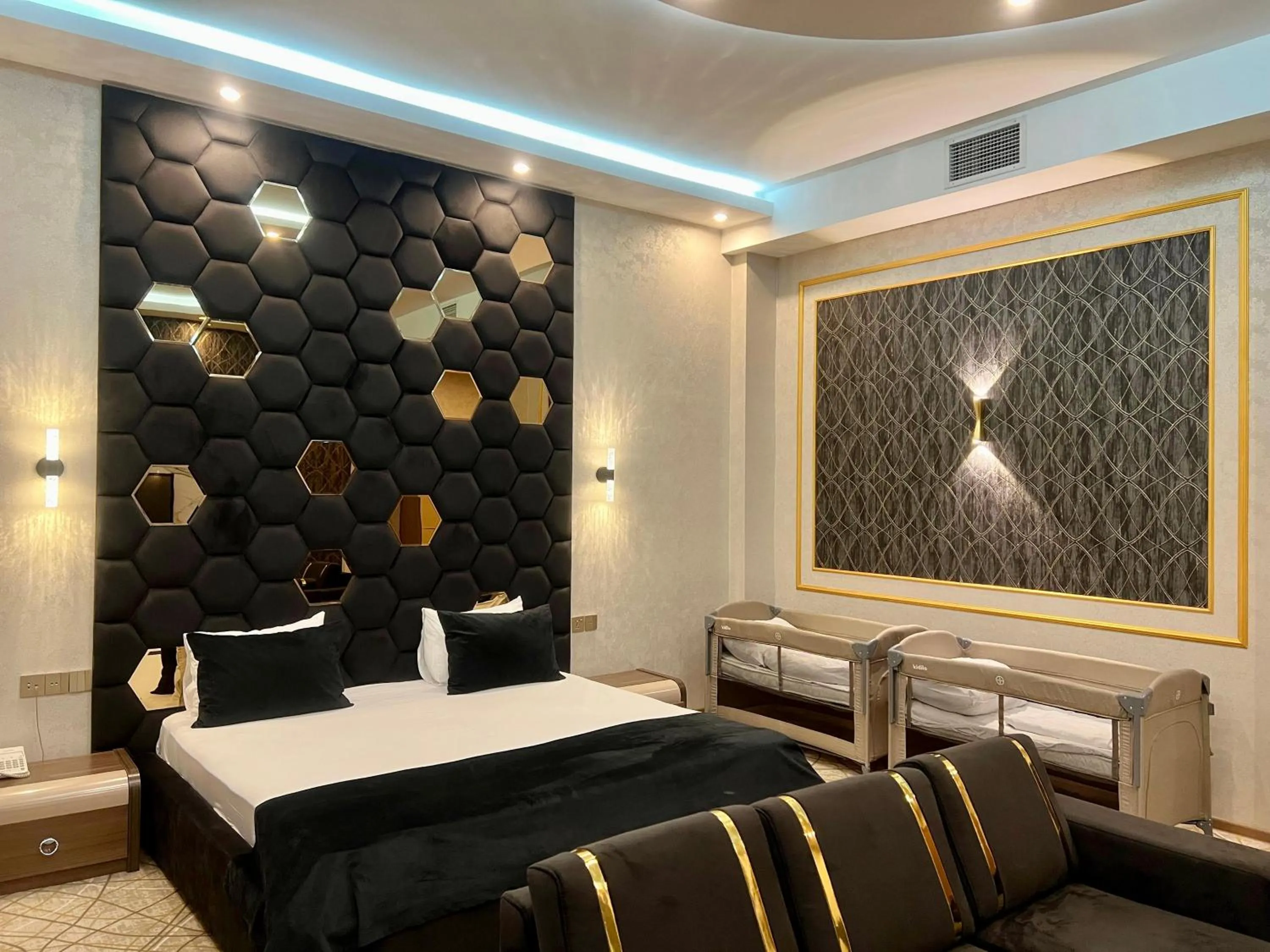 Bedroom, Bed in Royal Mansion Hotel