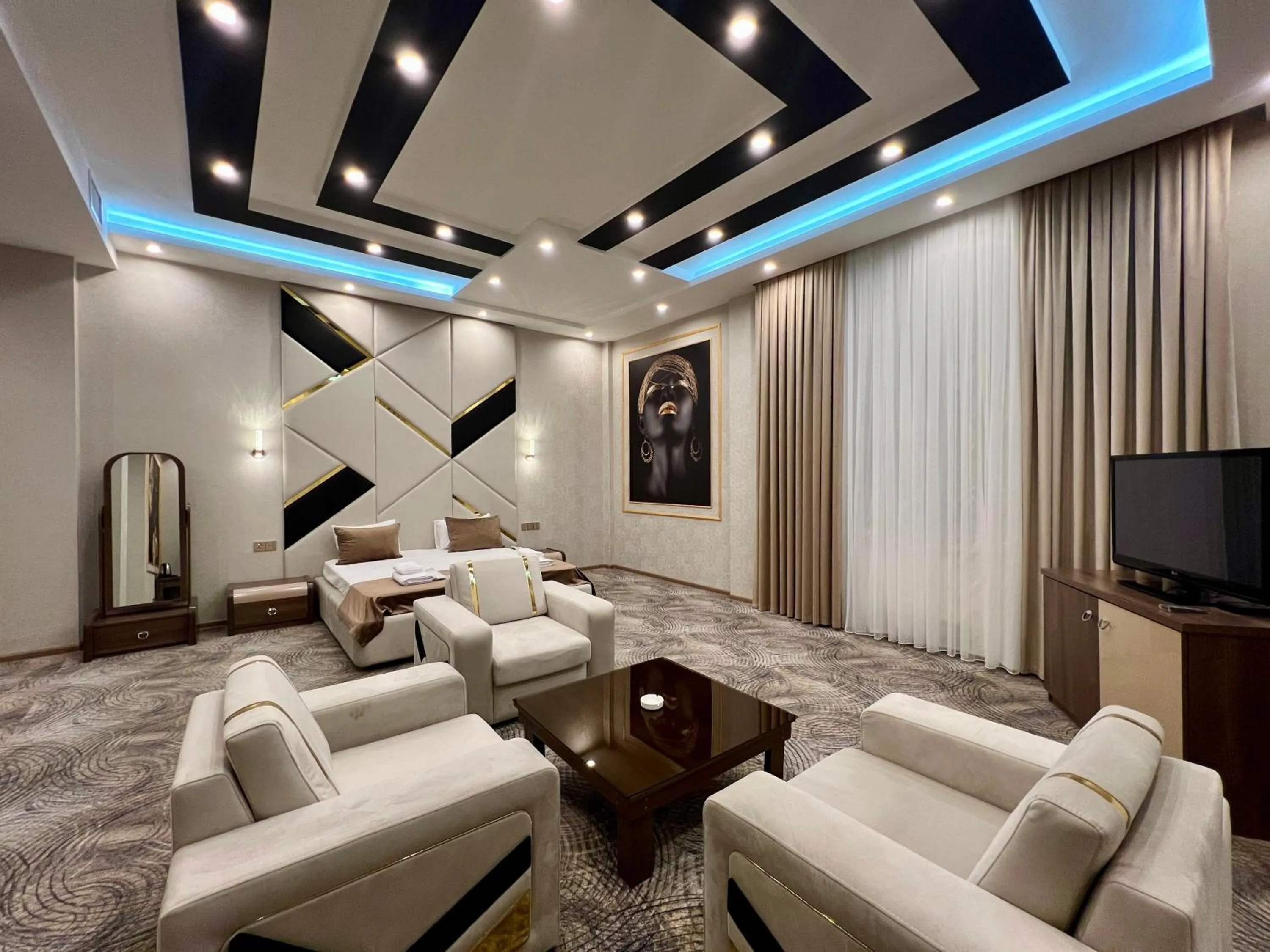 Photo of the whole room in Royal Mansion Hotel