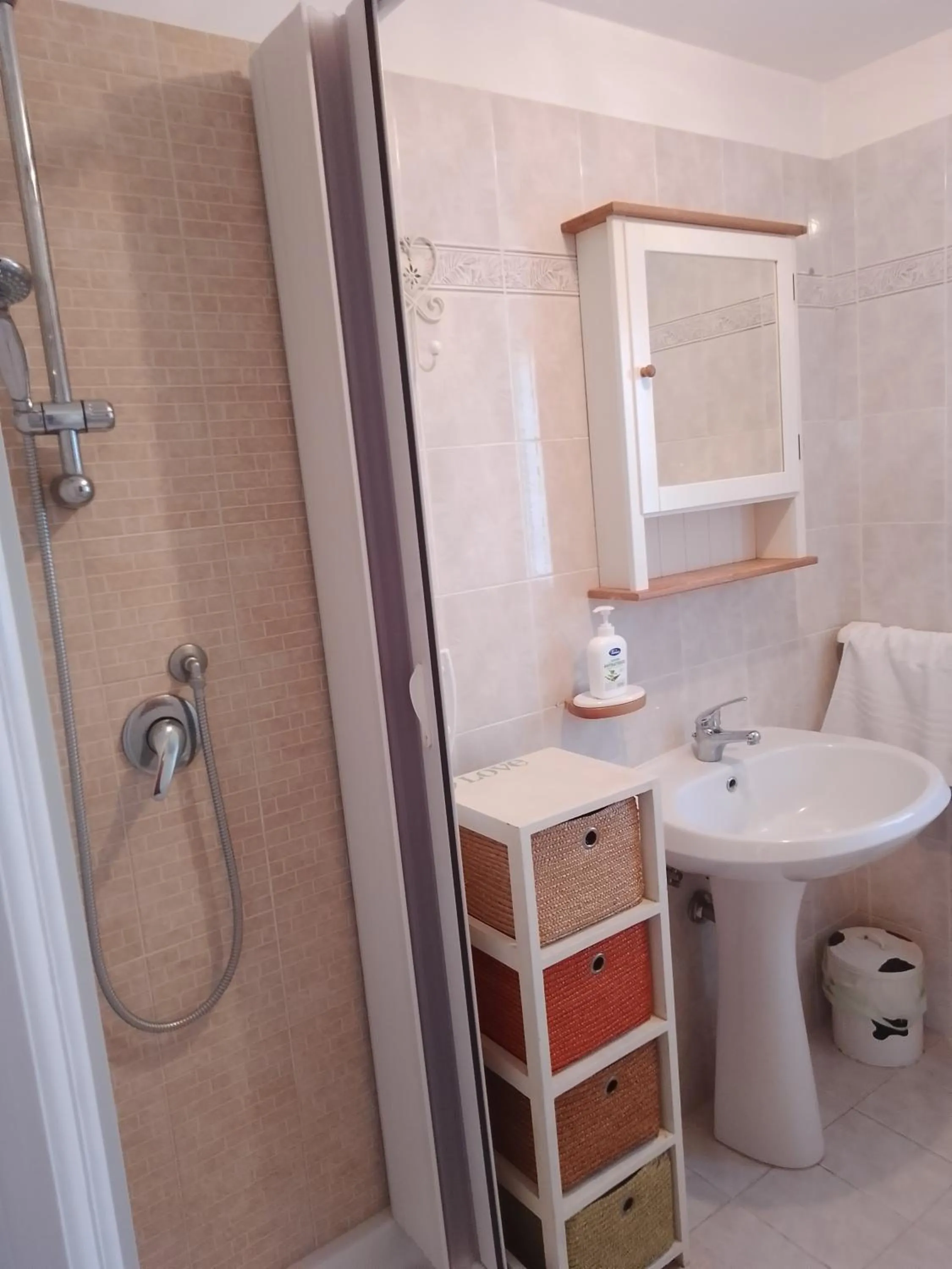 Shower in Allegra Fattoria