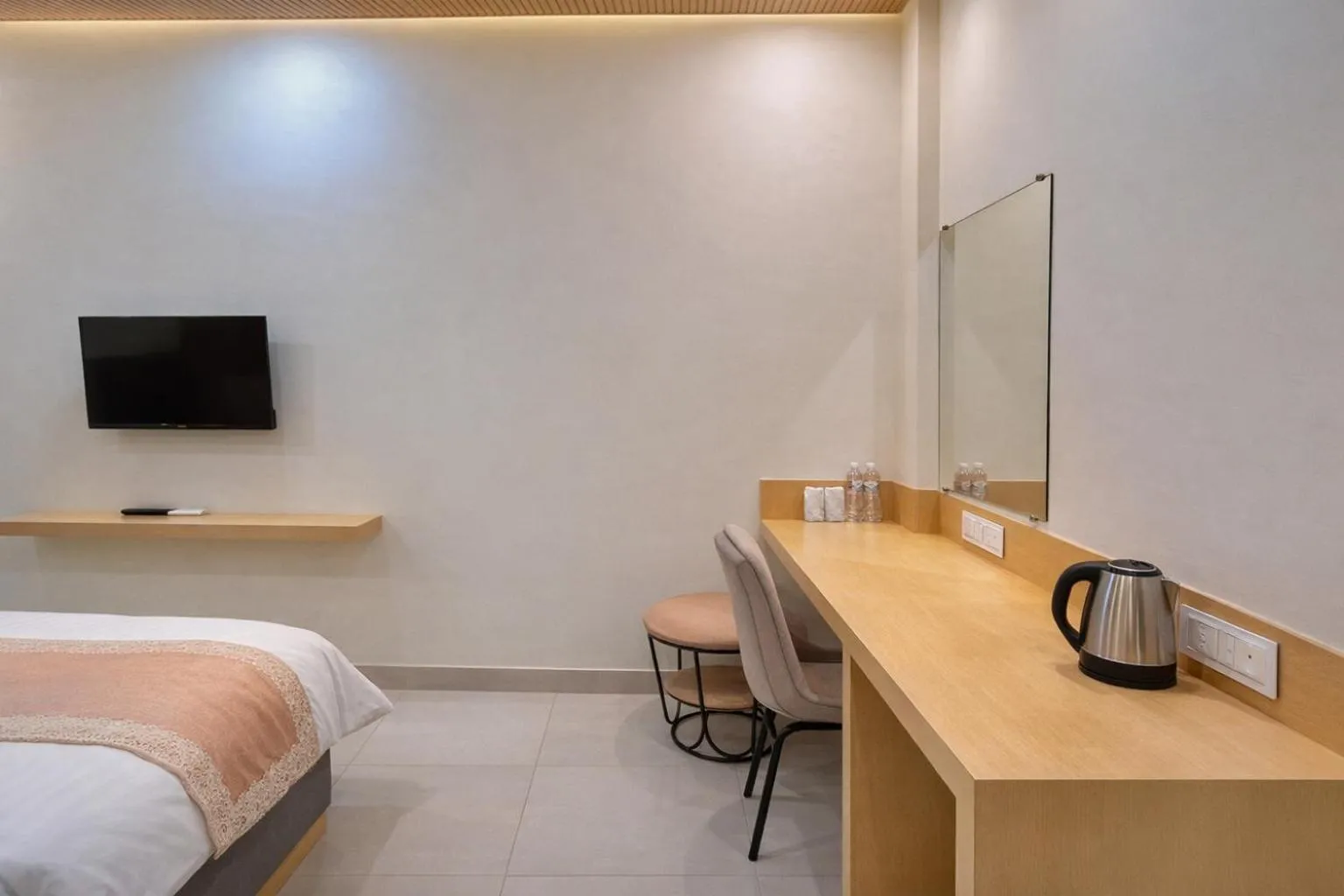 TV and multimedia, Bed in Hotel Manas Inn