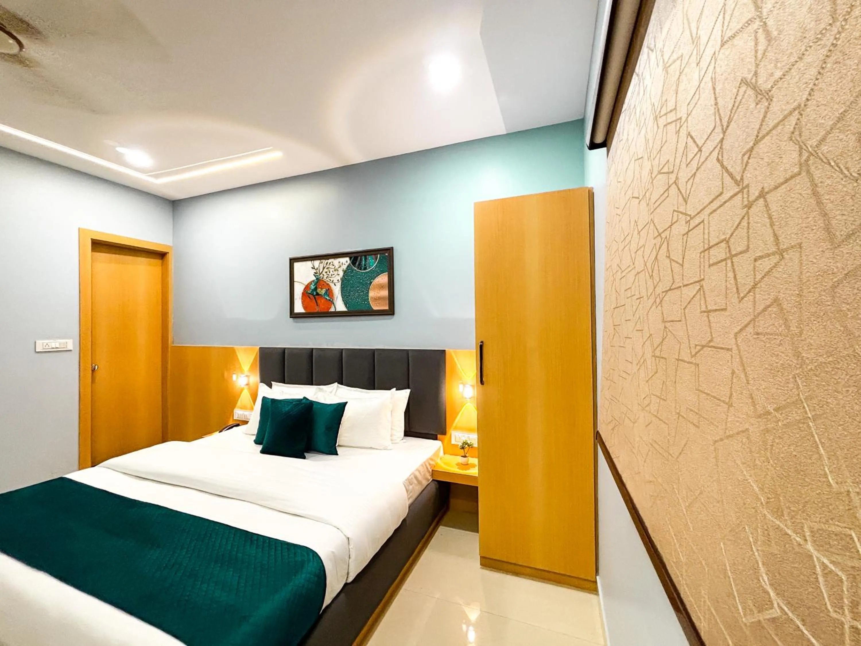Bed in Hotel Manas Inn