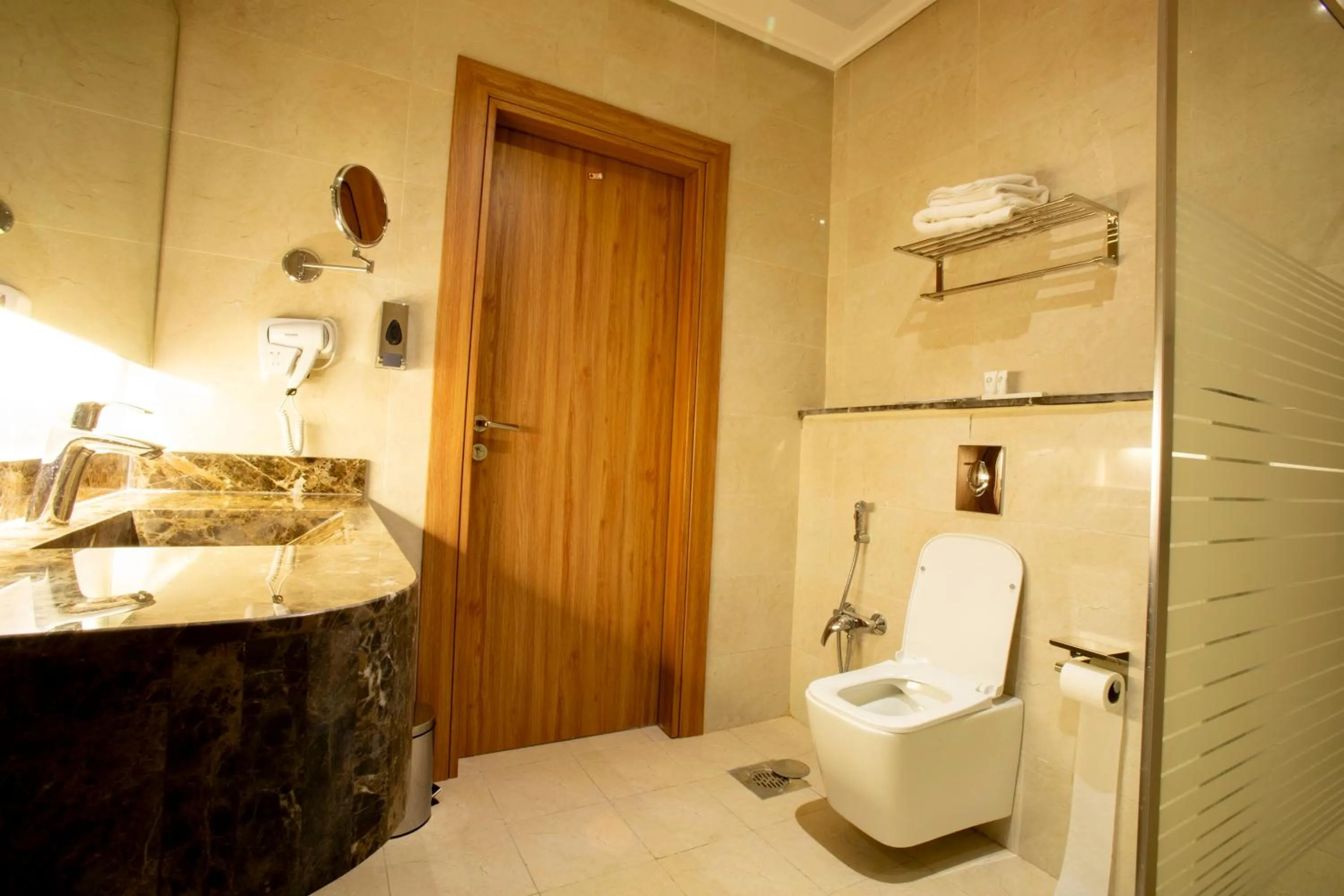 Bathroom in Park Avenues Hotel