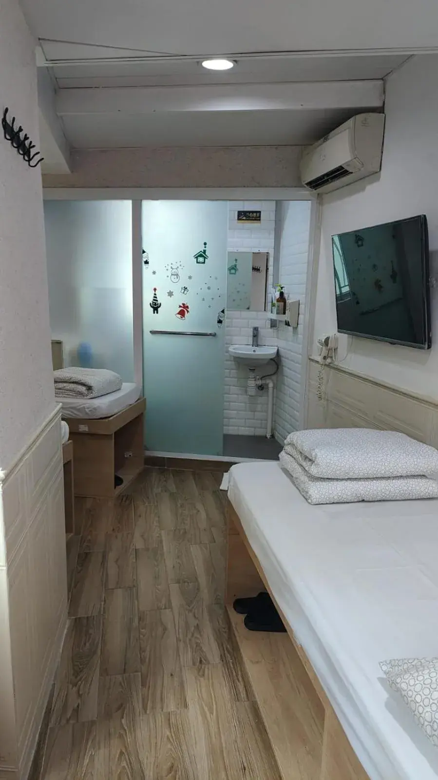 Triple Room with Bathroom in K & B Hostel Triple Room with Bathroom in K & B Hostel
