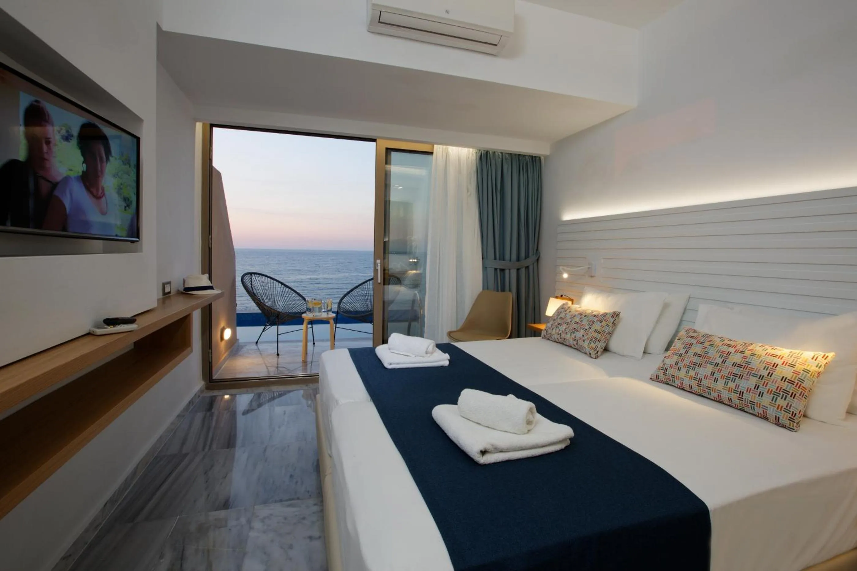 Photo of the whole room, Bed in Archipelagos Hotel