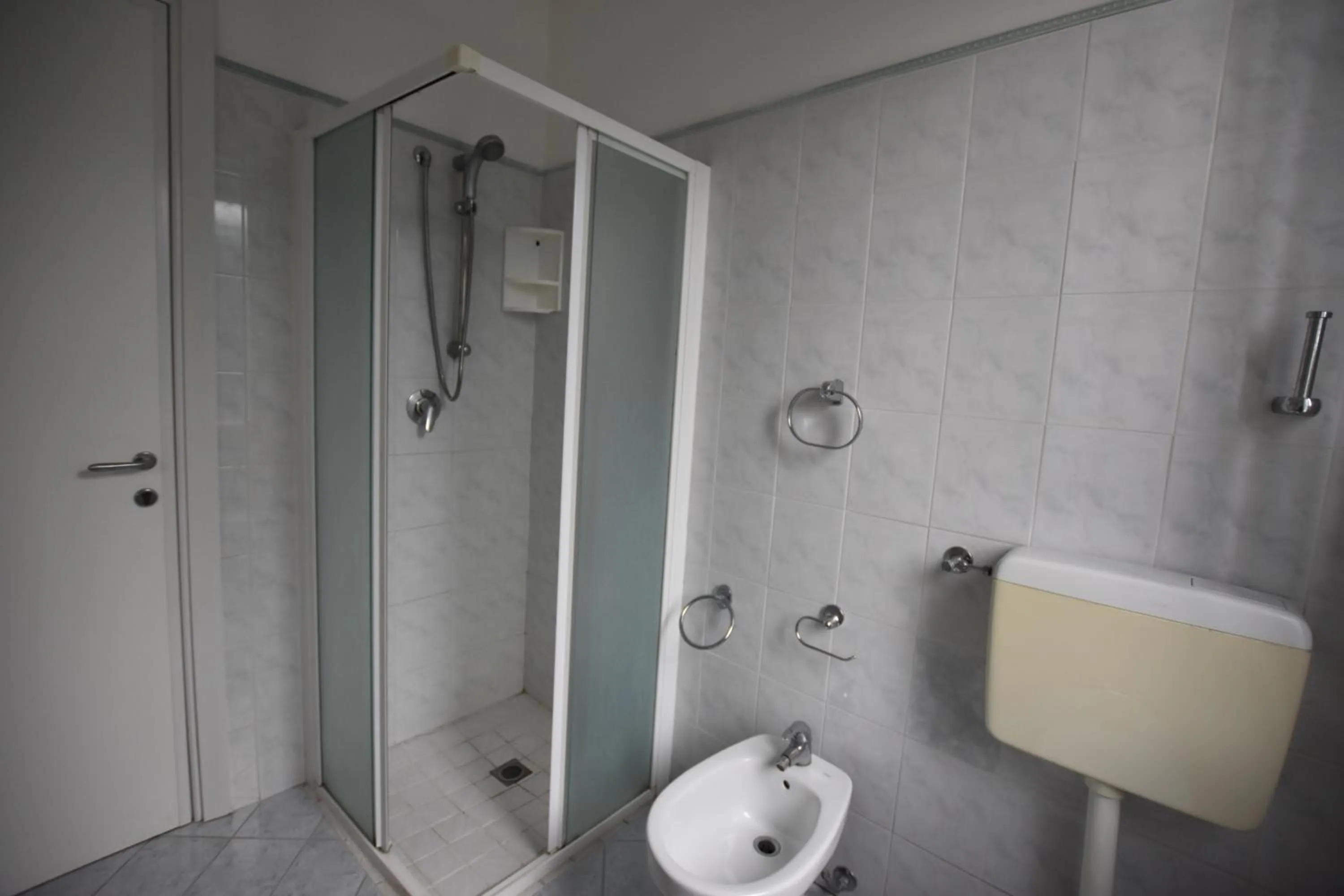 Shower in Hotel Bristol - a 30 mt dalla spiaggia