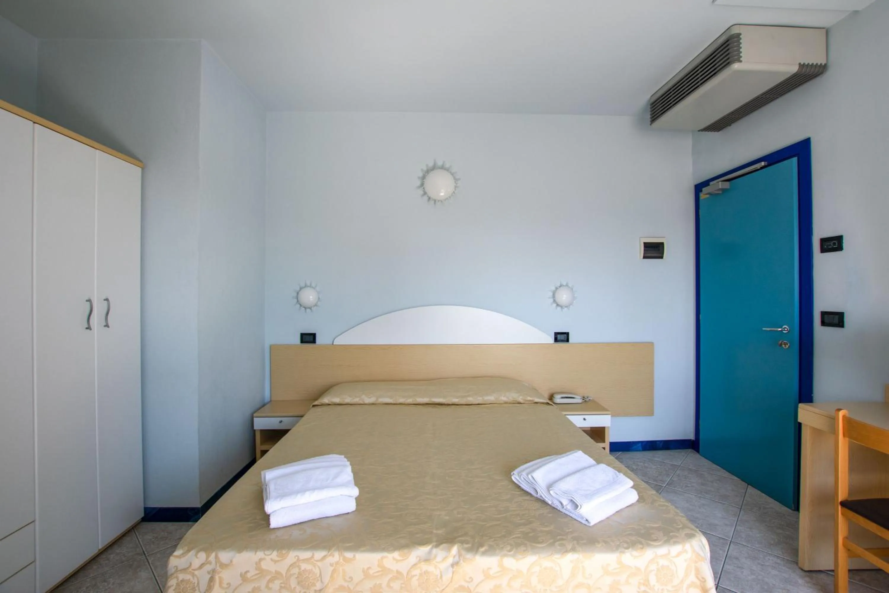 Bedroom, Bed in Hotel Bristol - a 30 mt dalla spiaggia