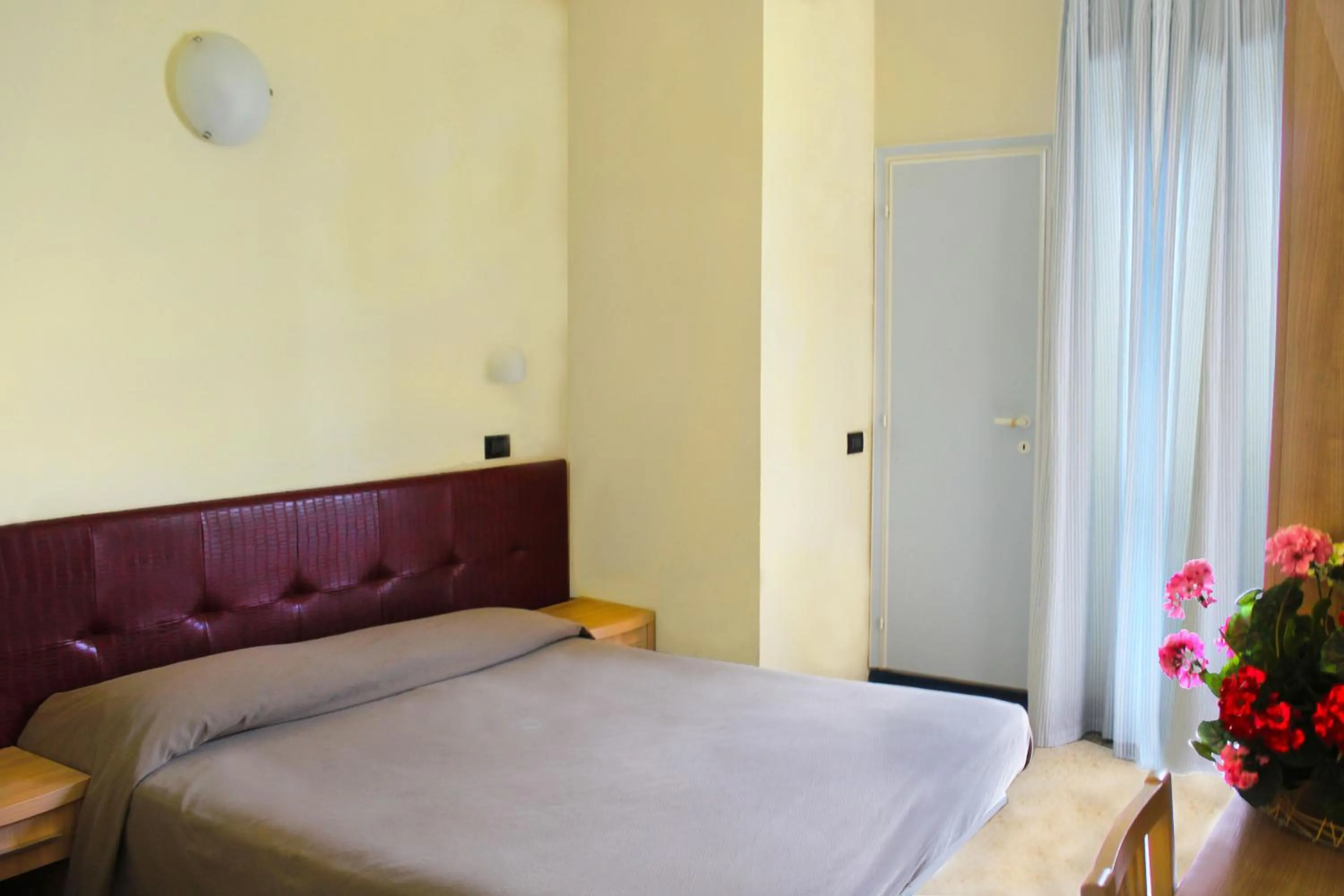 Bedroom, Bed in Hotel Bristol - a 30 mt dalla spiaggia
