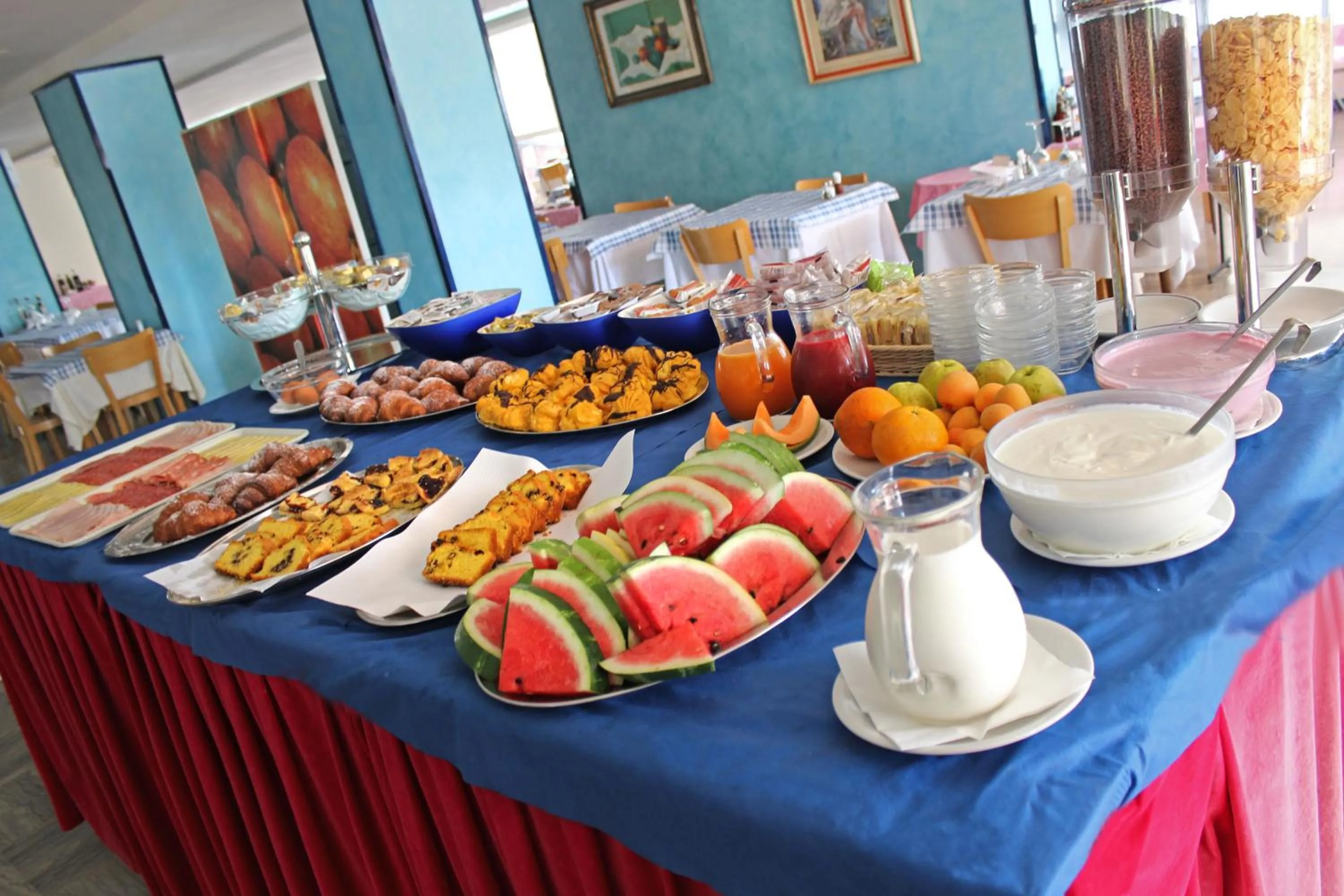 Buffet breakfast in Hotel Bristol - a 30 mt dalla spiaggia
