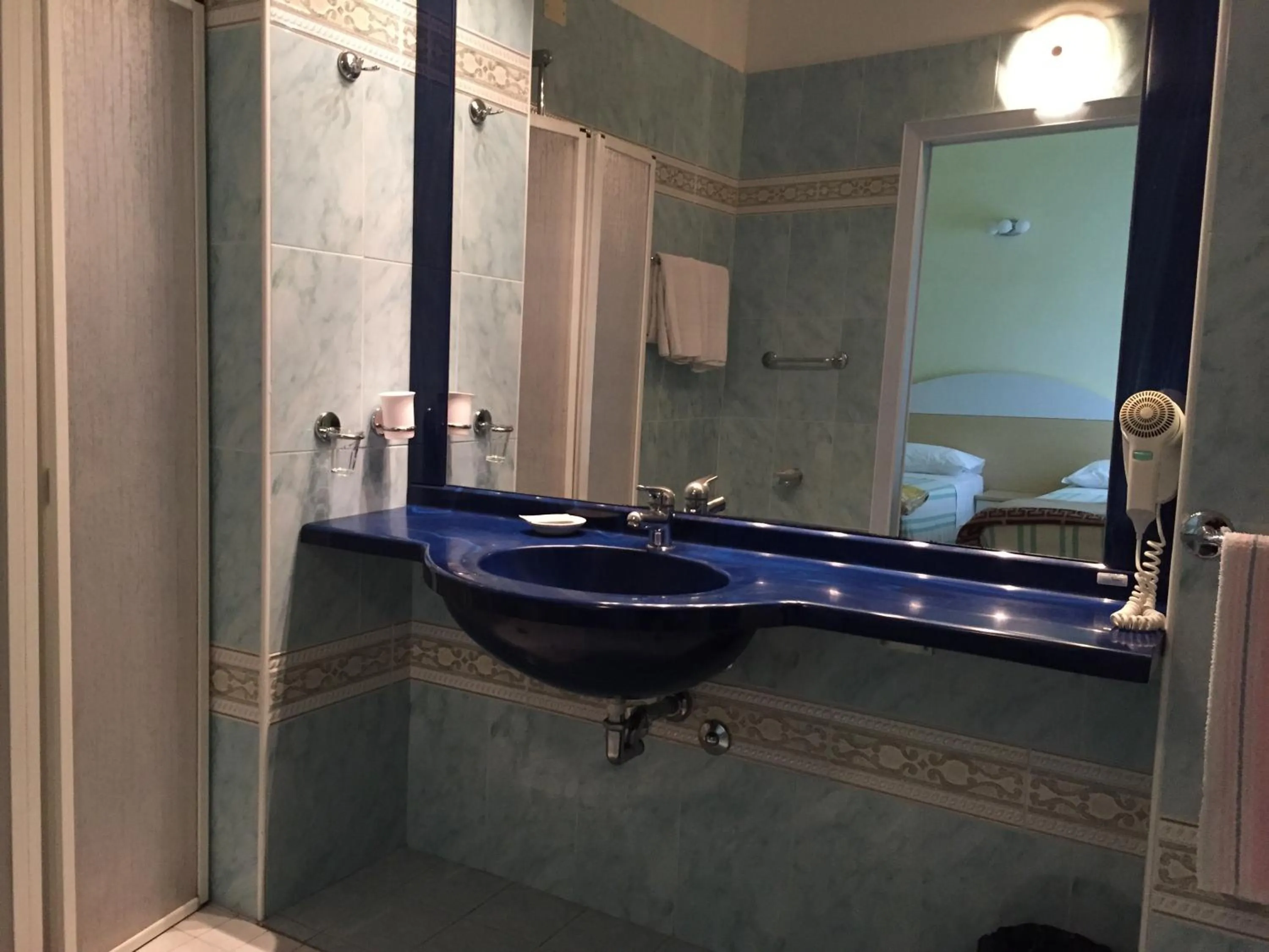 Bathroom in Hotel Bristol - a 30 mt dalla spiaggia