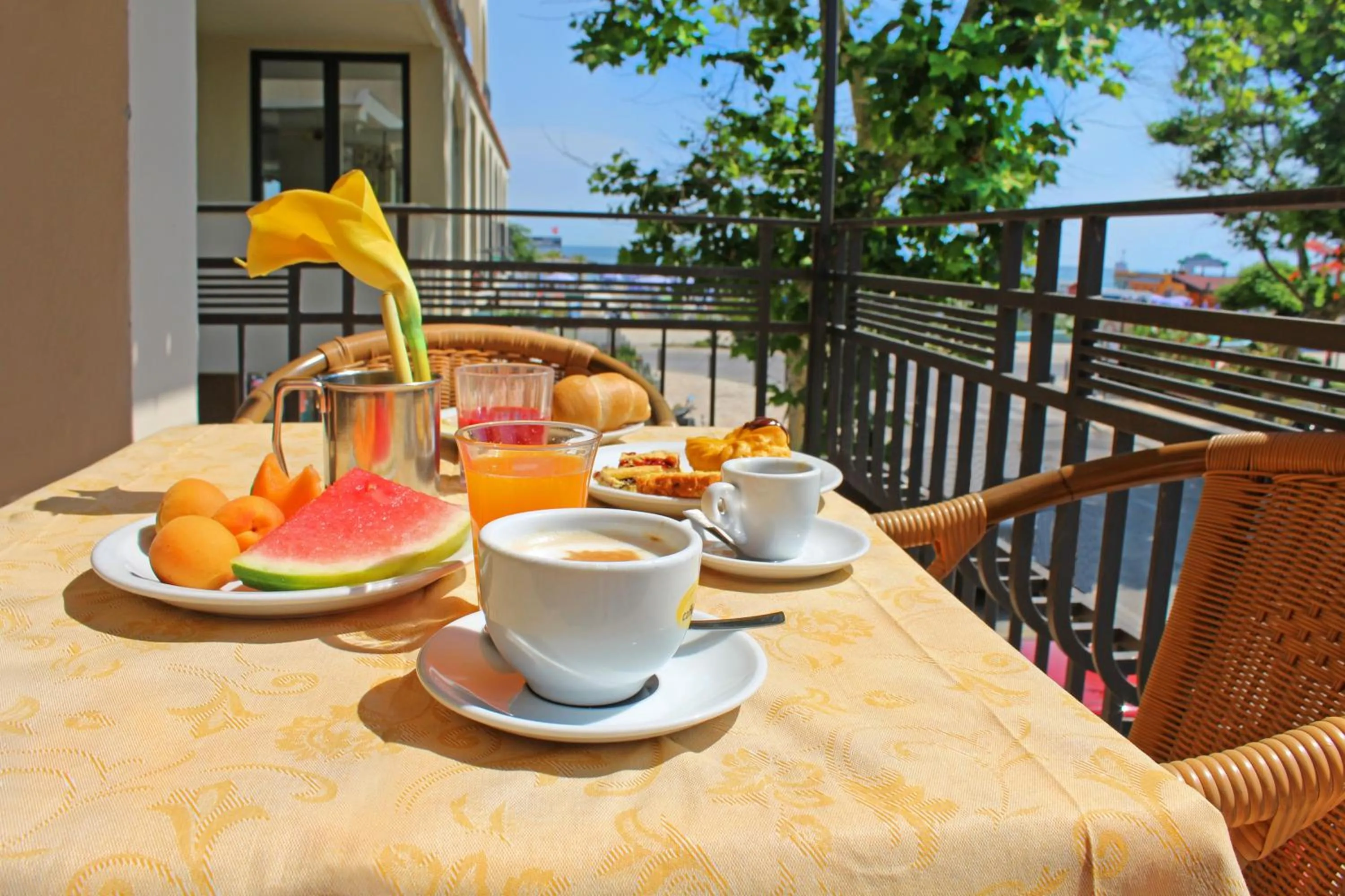 Italian breakfast in Hotel Bristol - a 30 mt dalla spiaggia