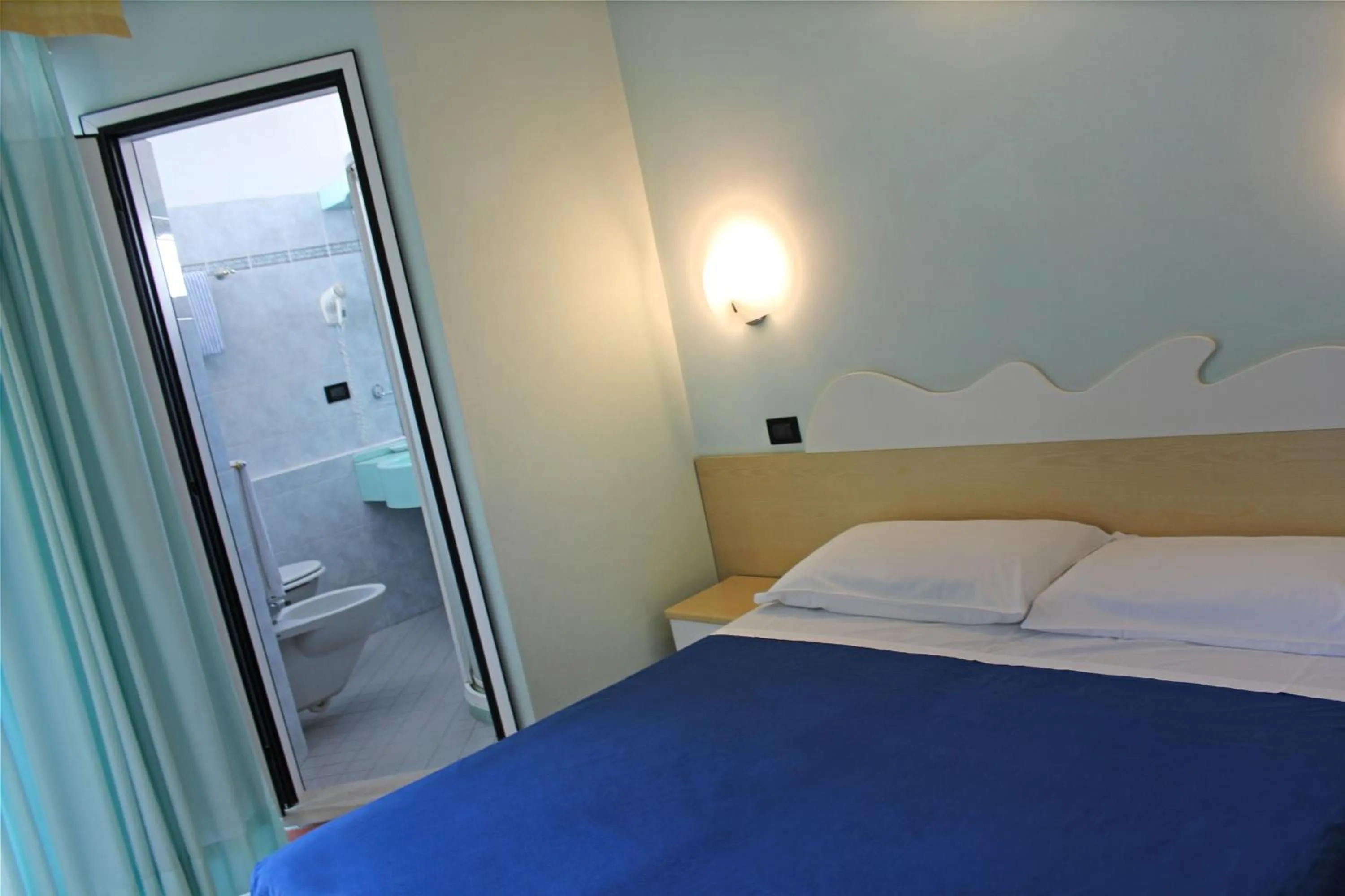 Bedroom, Bed in Hotel Bristol - a 30 mt dalla spiaggia