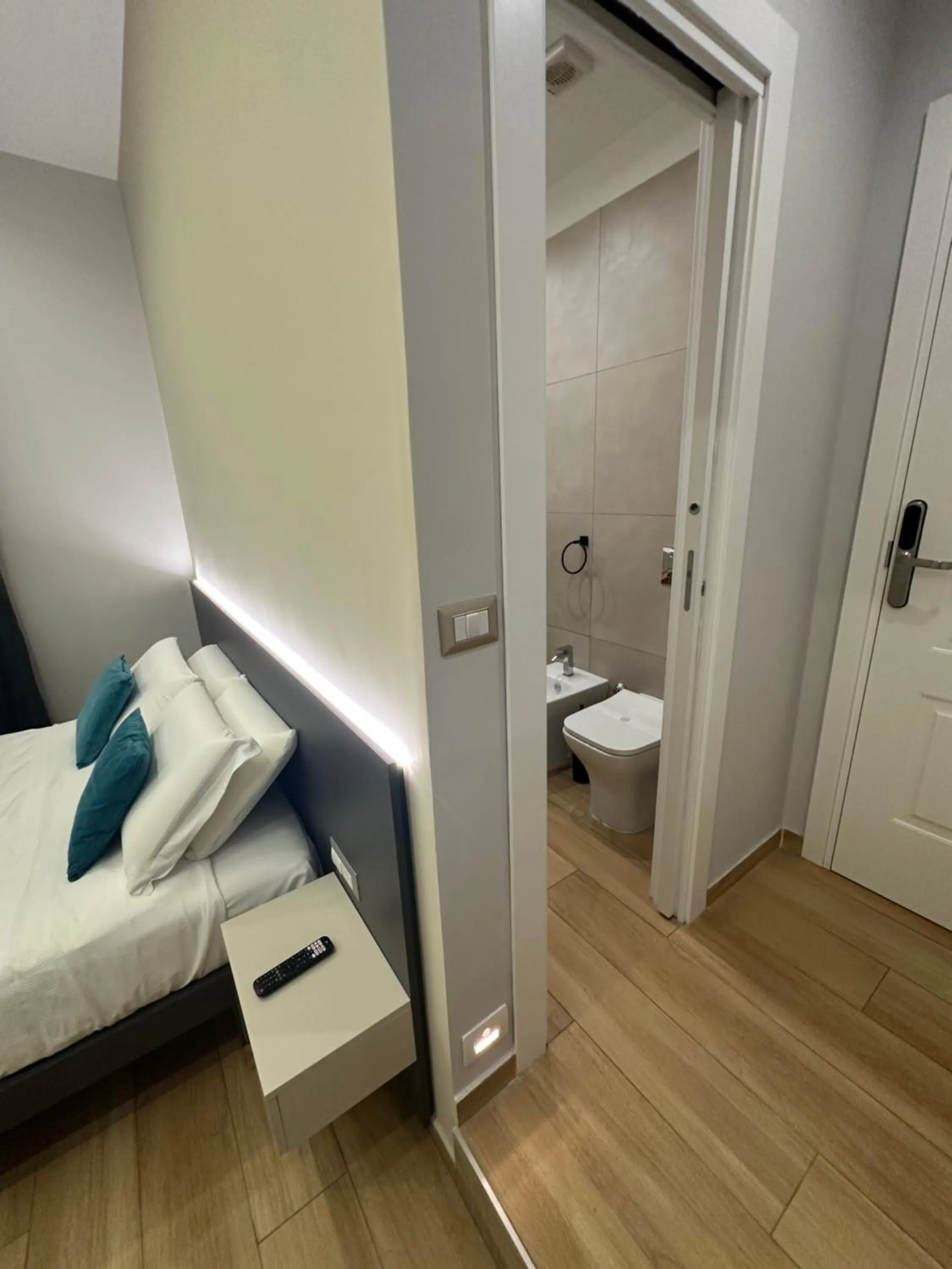 Photo of the whole room in Hotiday Napoli Astoria