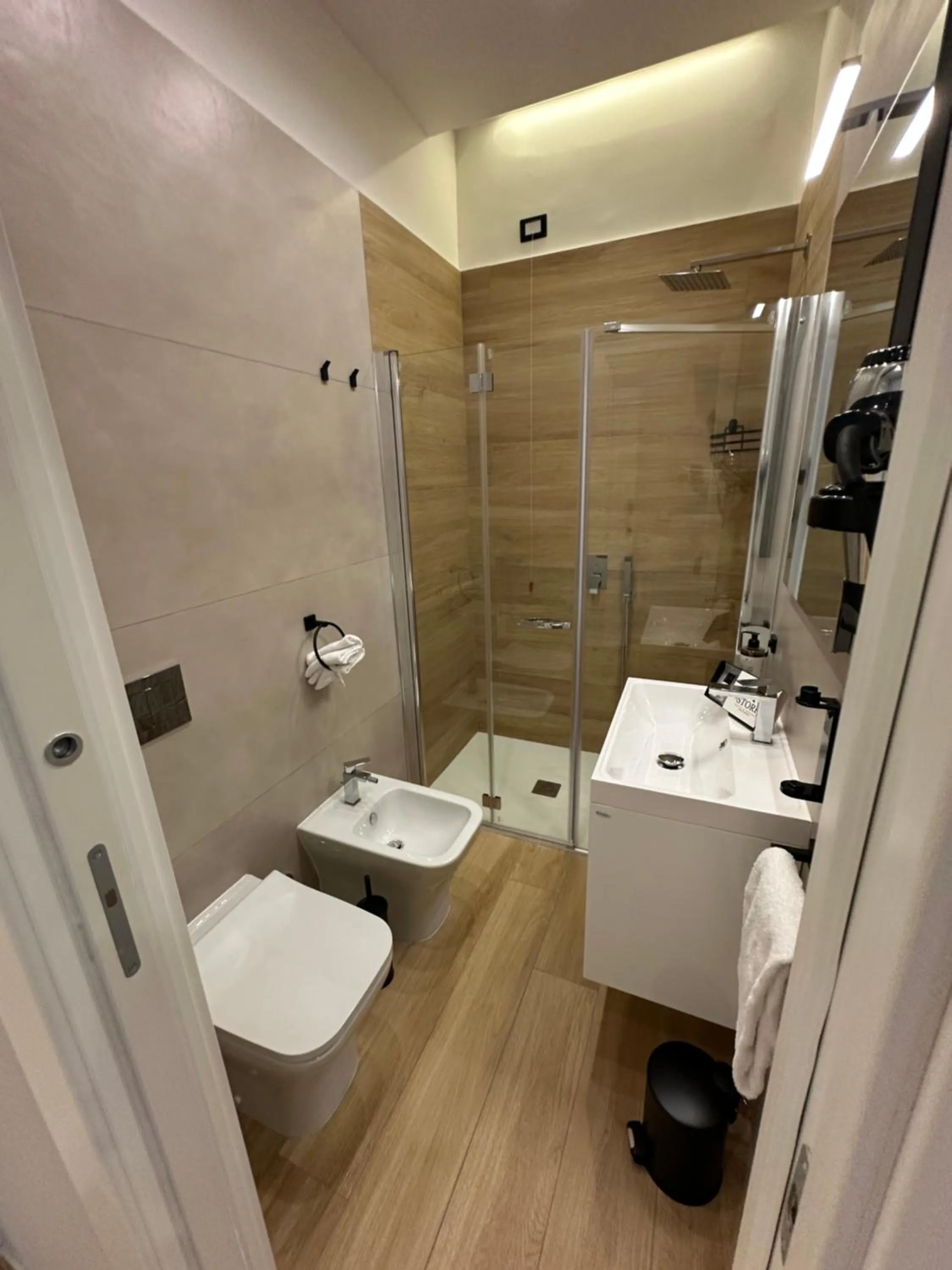 Shower in Hotiday Napoli Astoria