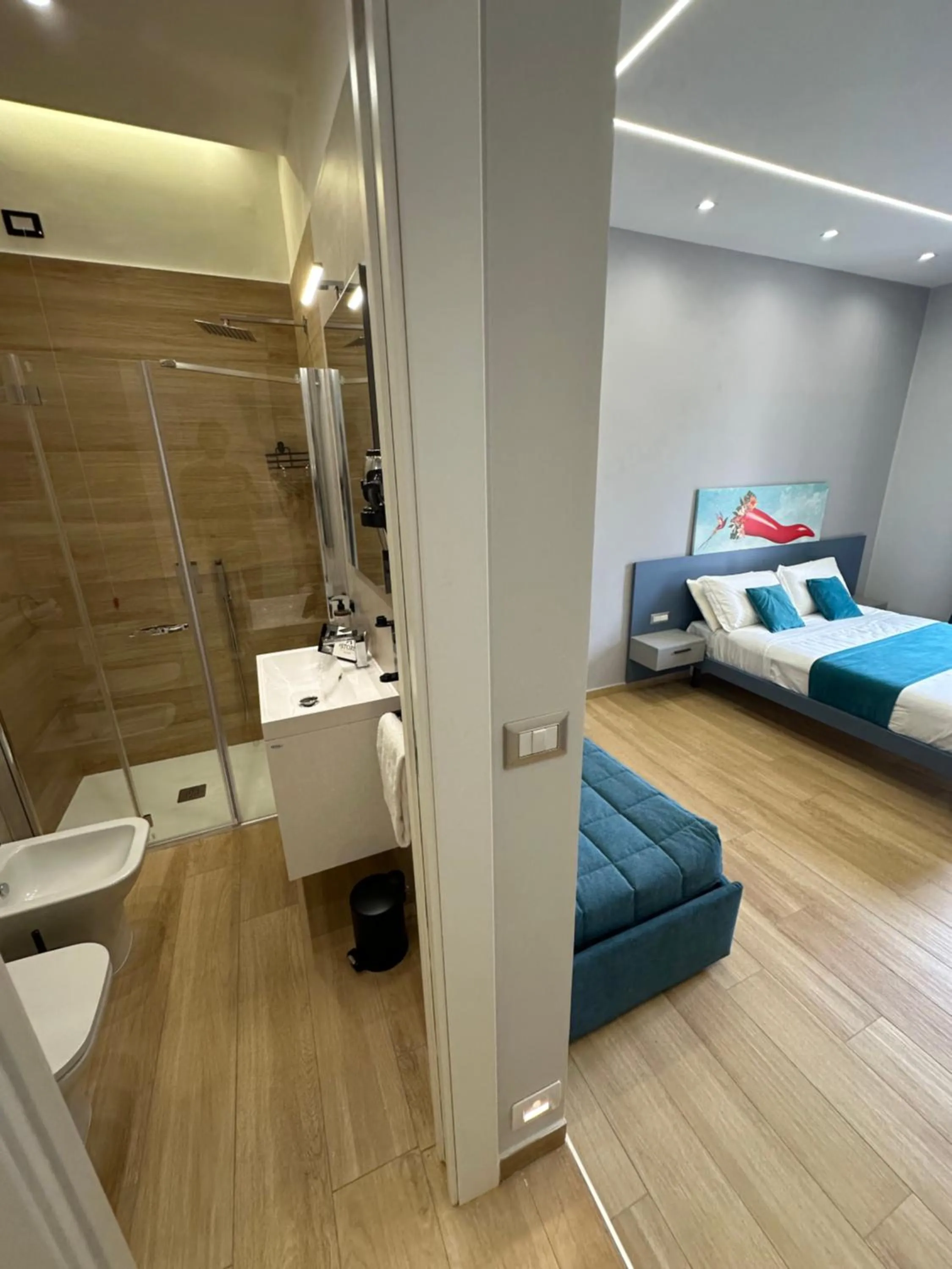 Toilet, Bed in Hotiday Napoli Astoria