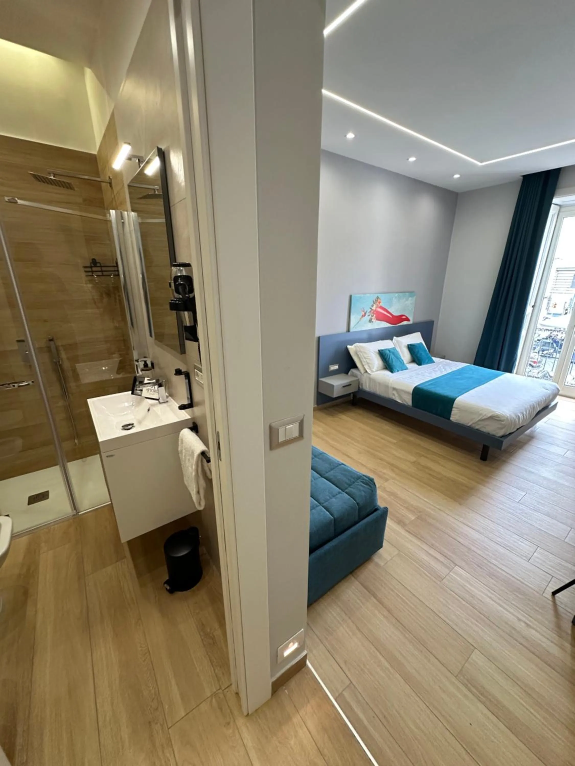 Shower, Bed in Hotiday Napoli Astoria