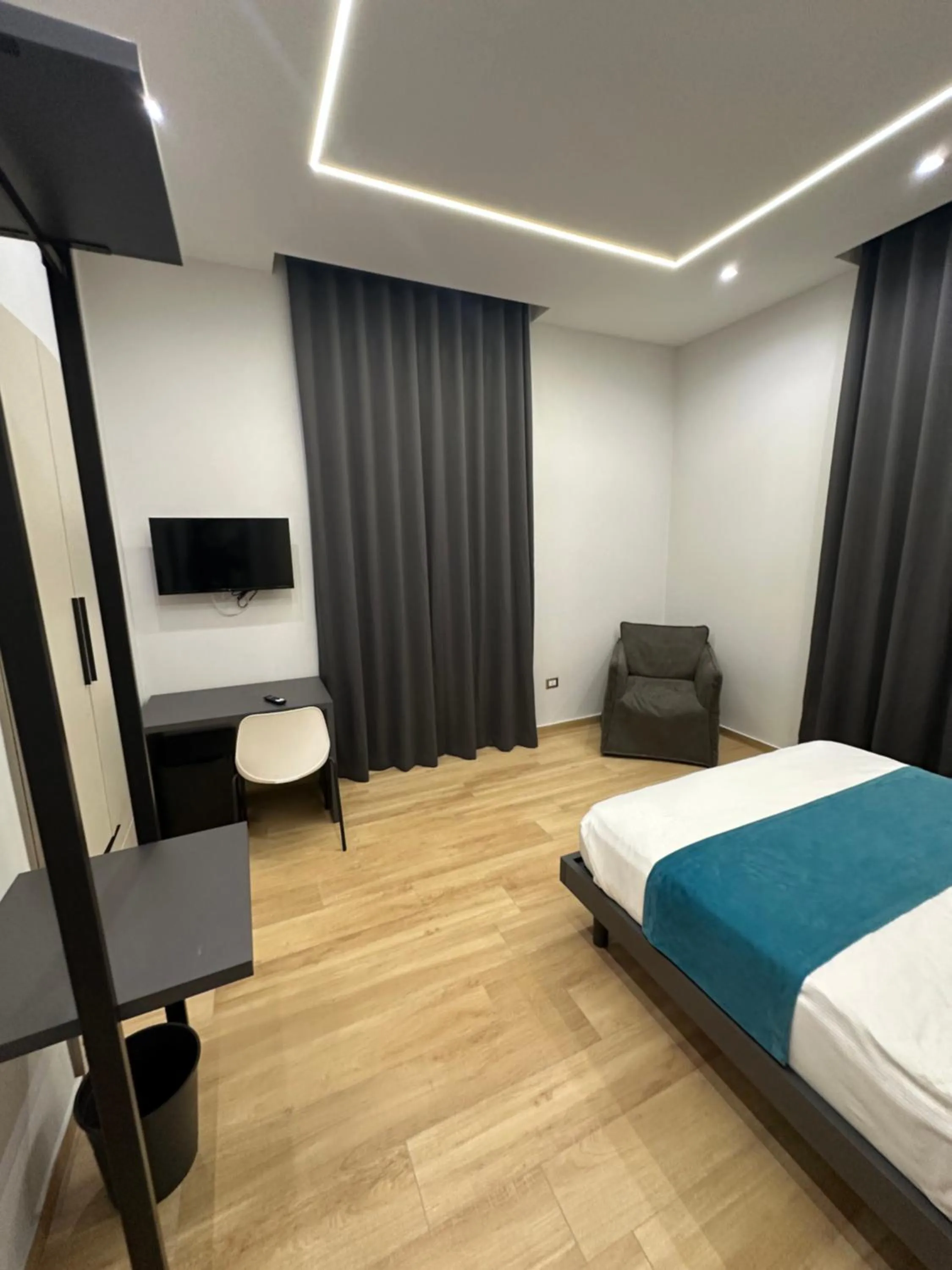 Photo of the whole room, Bed in Hotiday Napoli Astoria