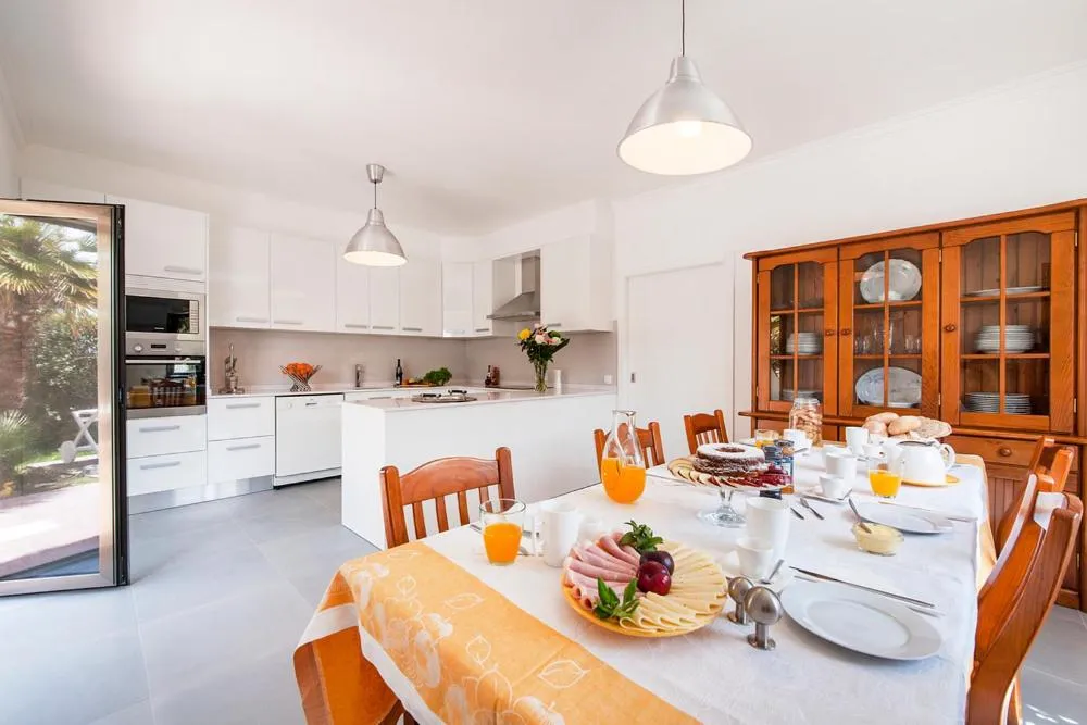 Beachouse - Surf, Bed & Breakfast