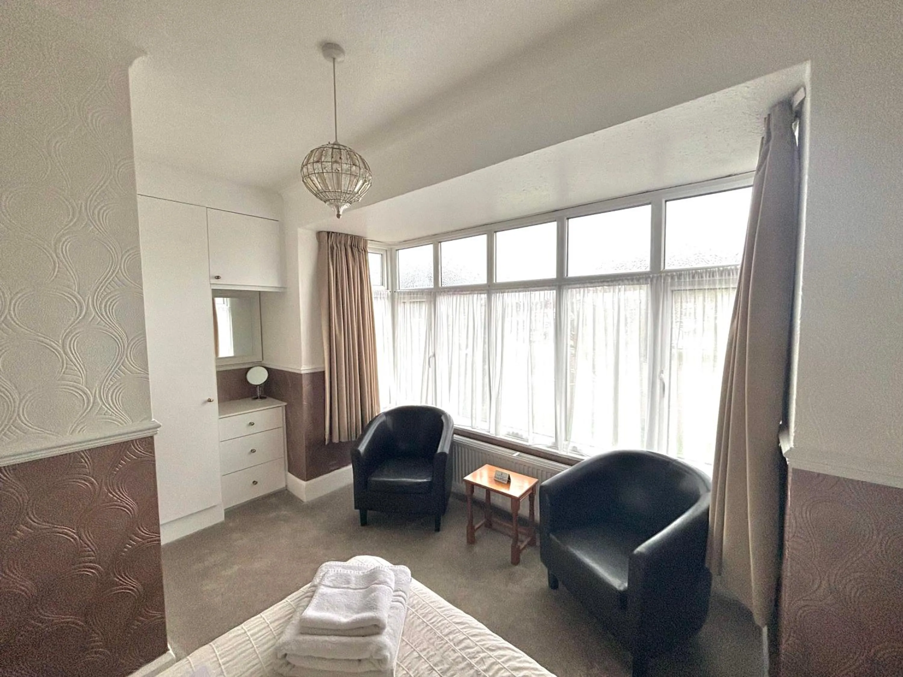 Seating area, Bed in The Saxby Hotel