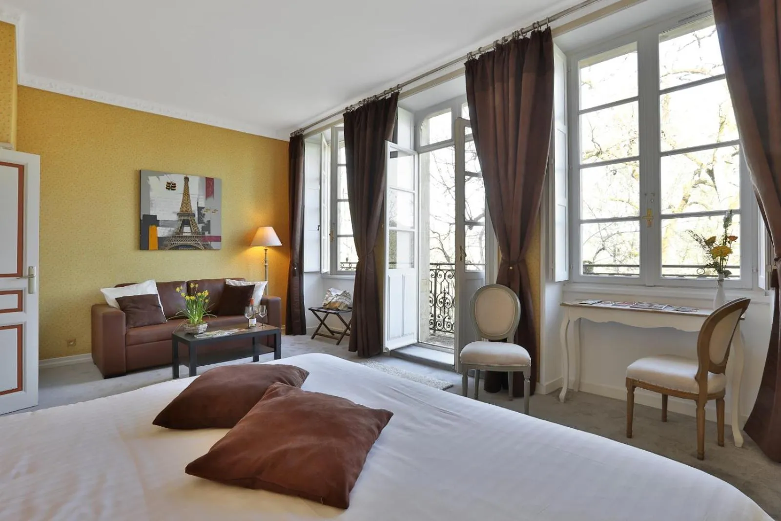 Deluxe Double or Twin Room with River View in Domaine de Puy Robert LASCAUX - A 800m Grotte de Lascaux - Hôtel avec piscine - Chambres et gîtes-appartements - Sarlat - Dordogne