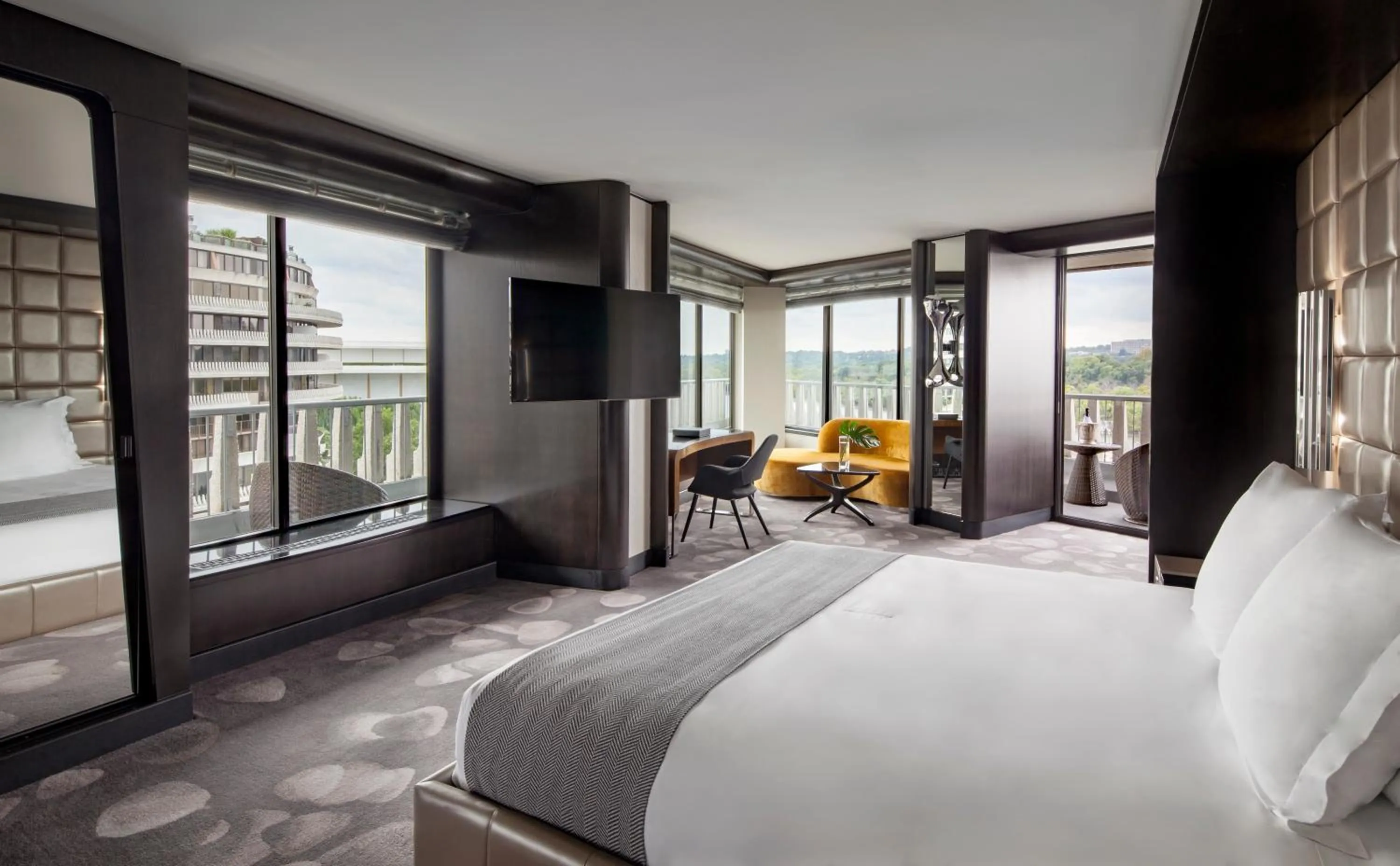 Living room, Bed in The Watergate Hotel Georgetown