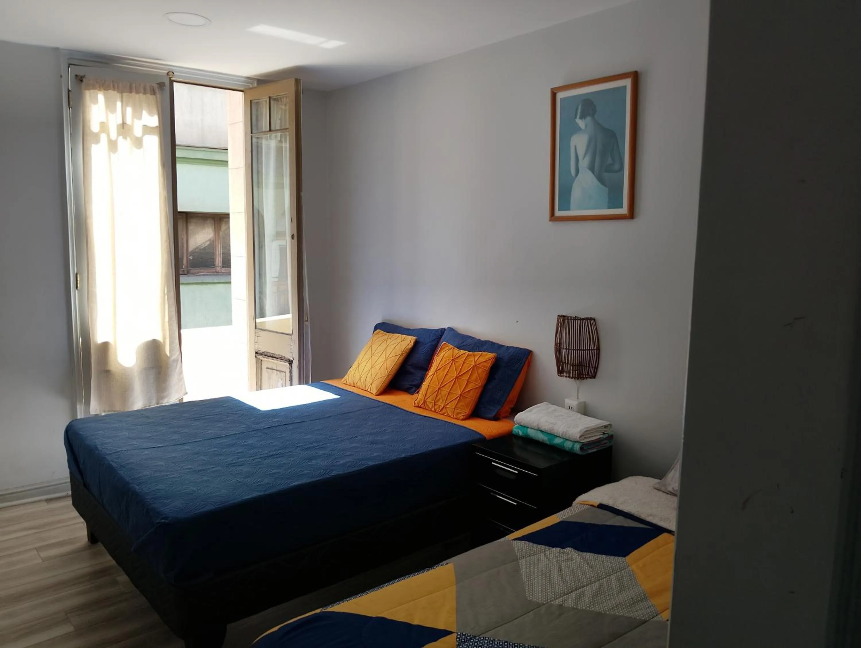 Photo of the whole room, Bed in hostal mancora