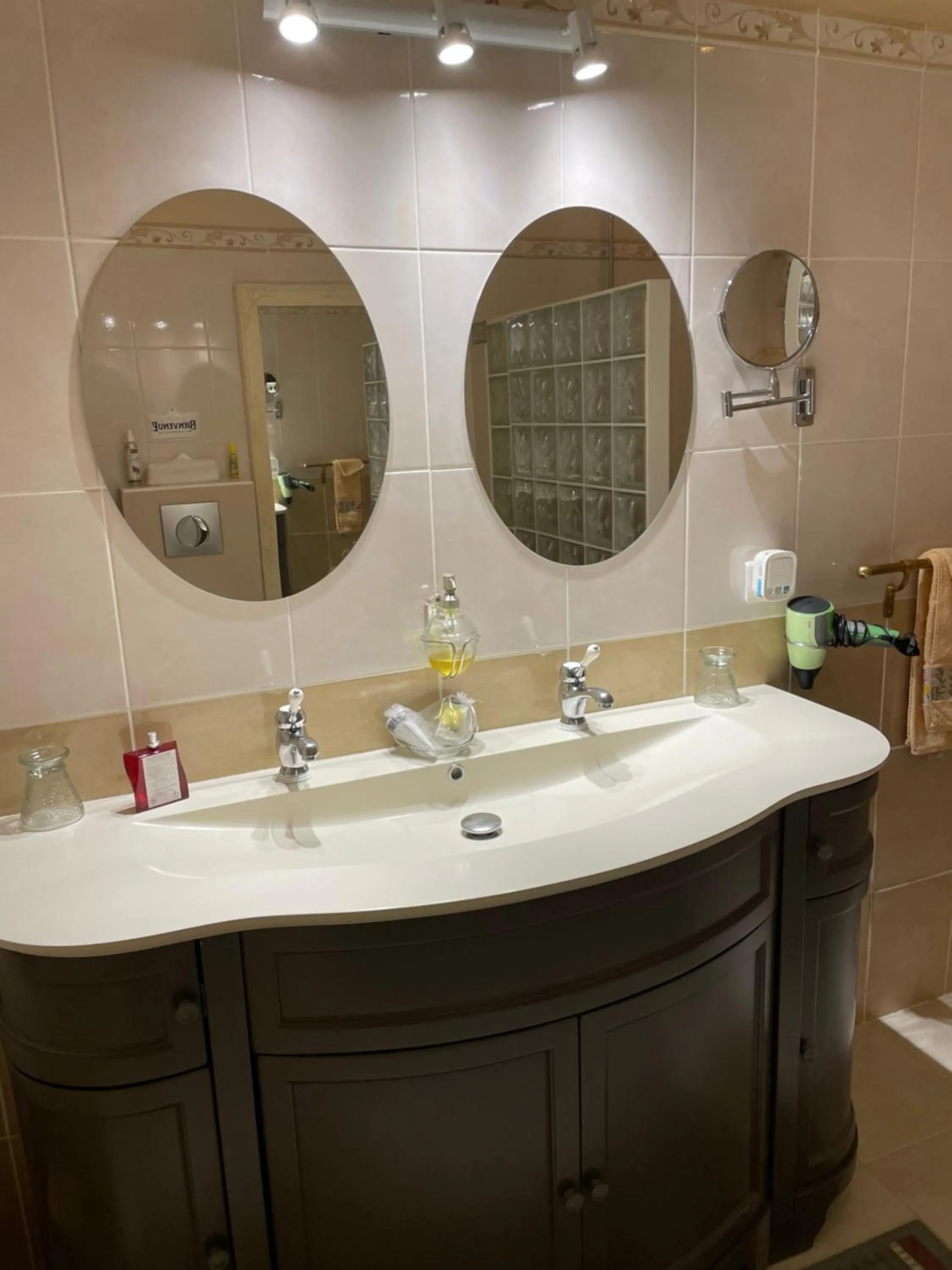 Bathroom in Chambre d'Hôte Couguiolet - avec piscine