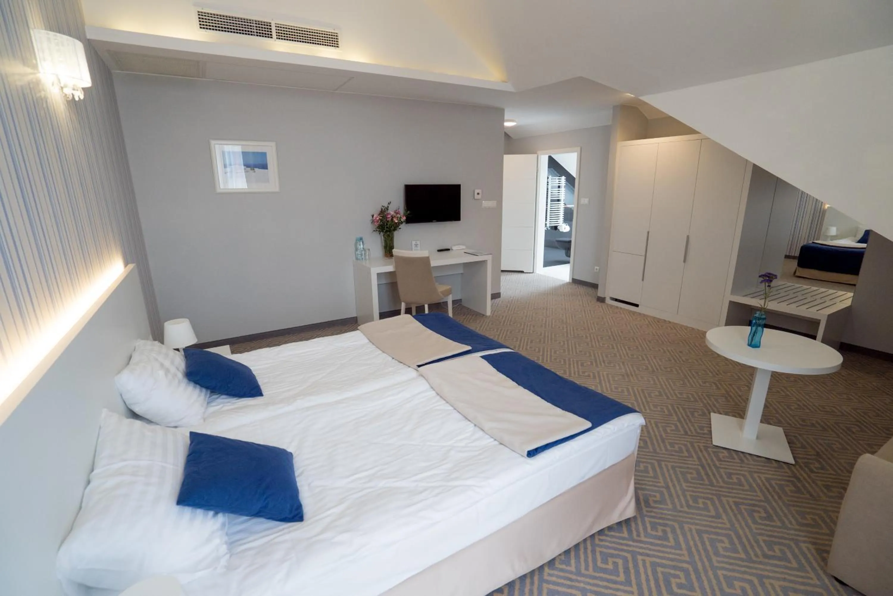 Property building, Bed in Hotel Aleksandria