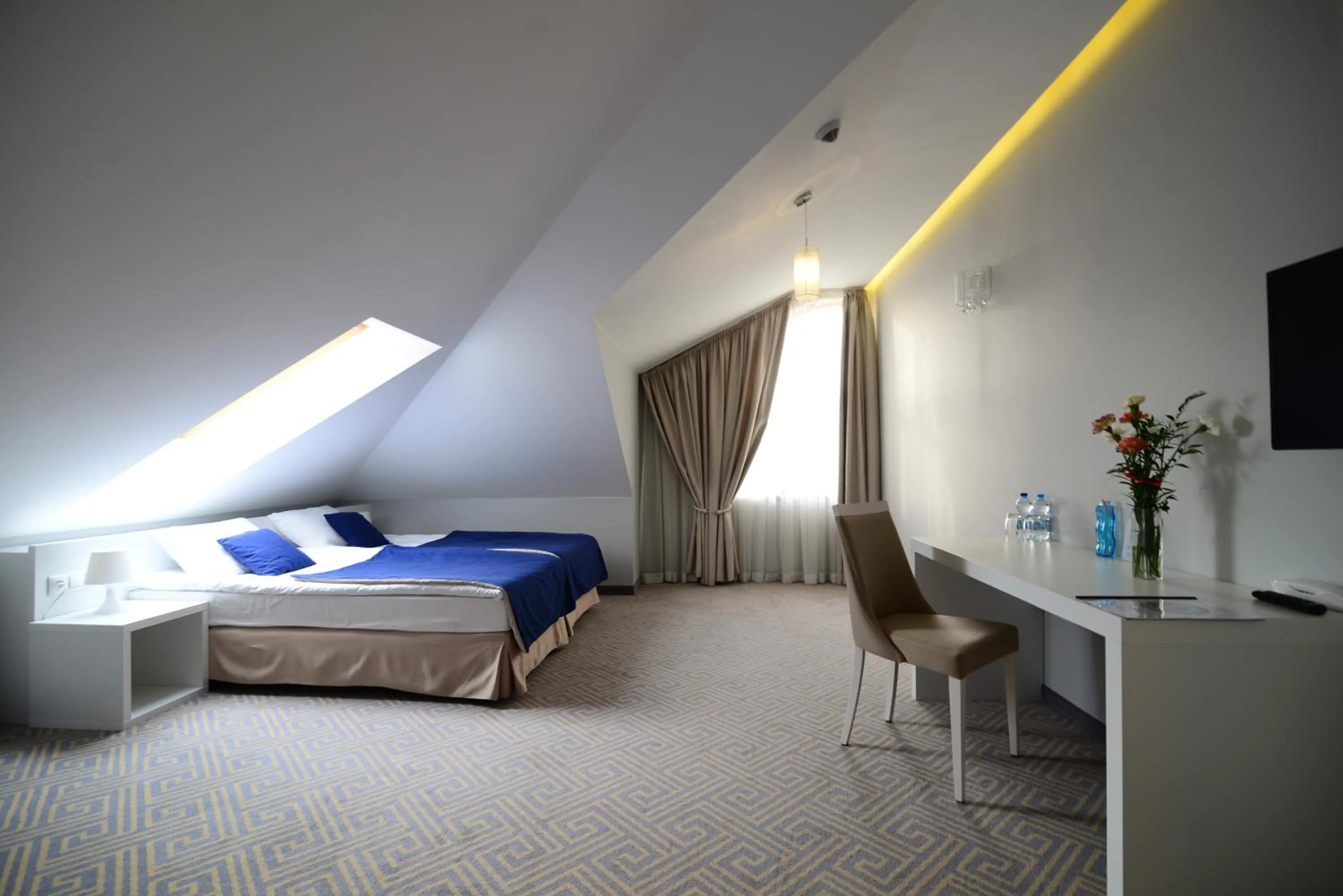 Shower, Bed in Hotel Aleksandria