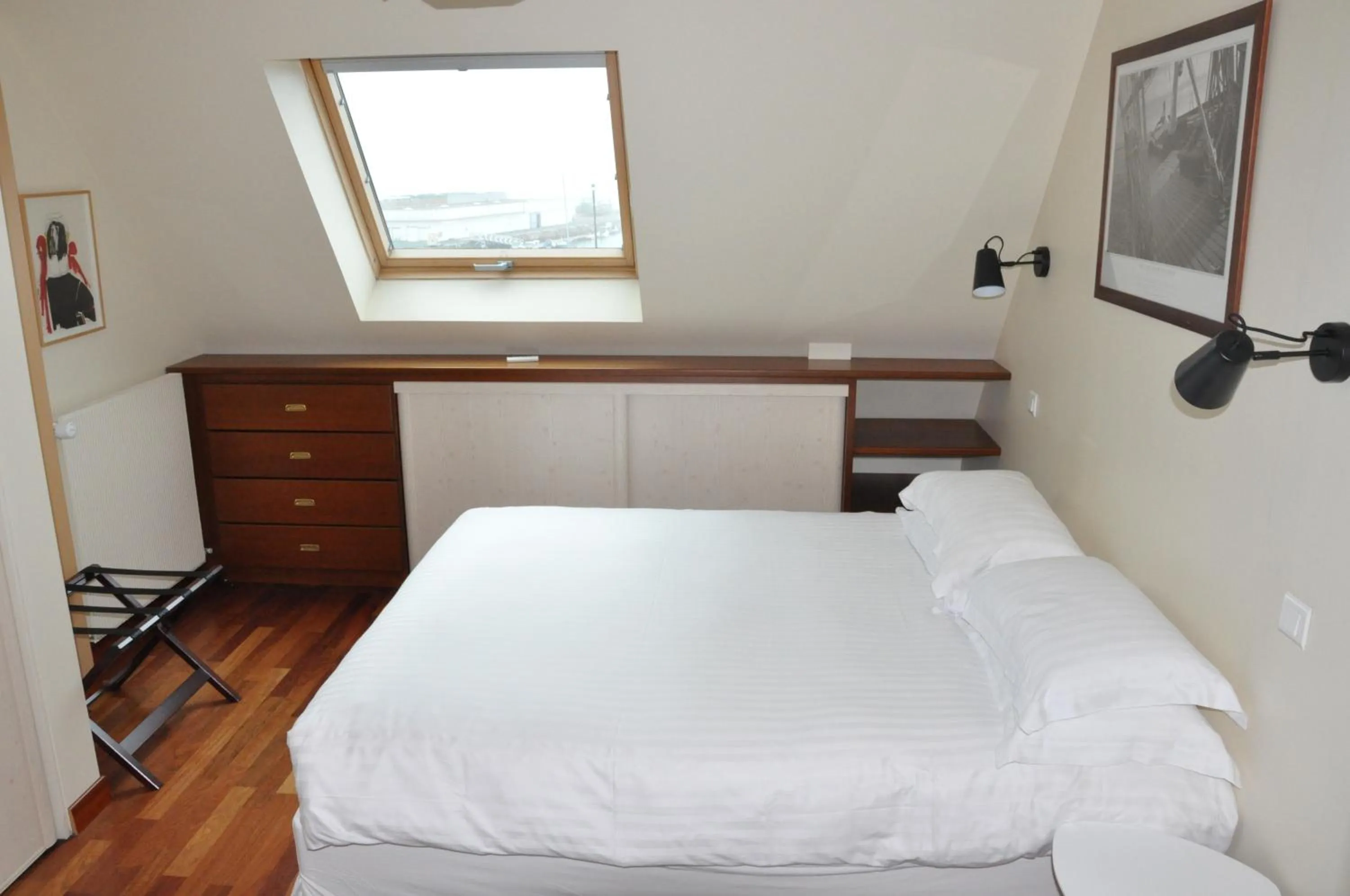 Bed in Logis Hotel Du Port