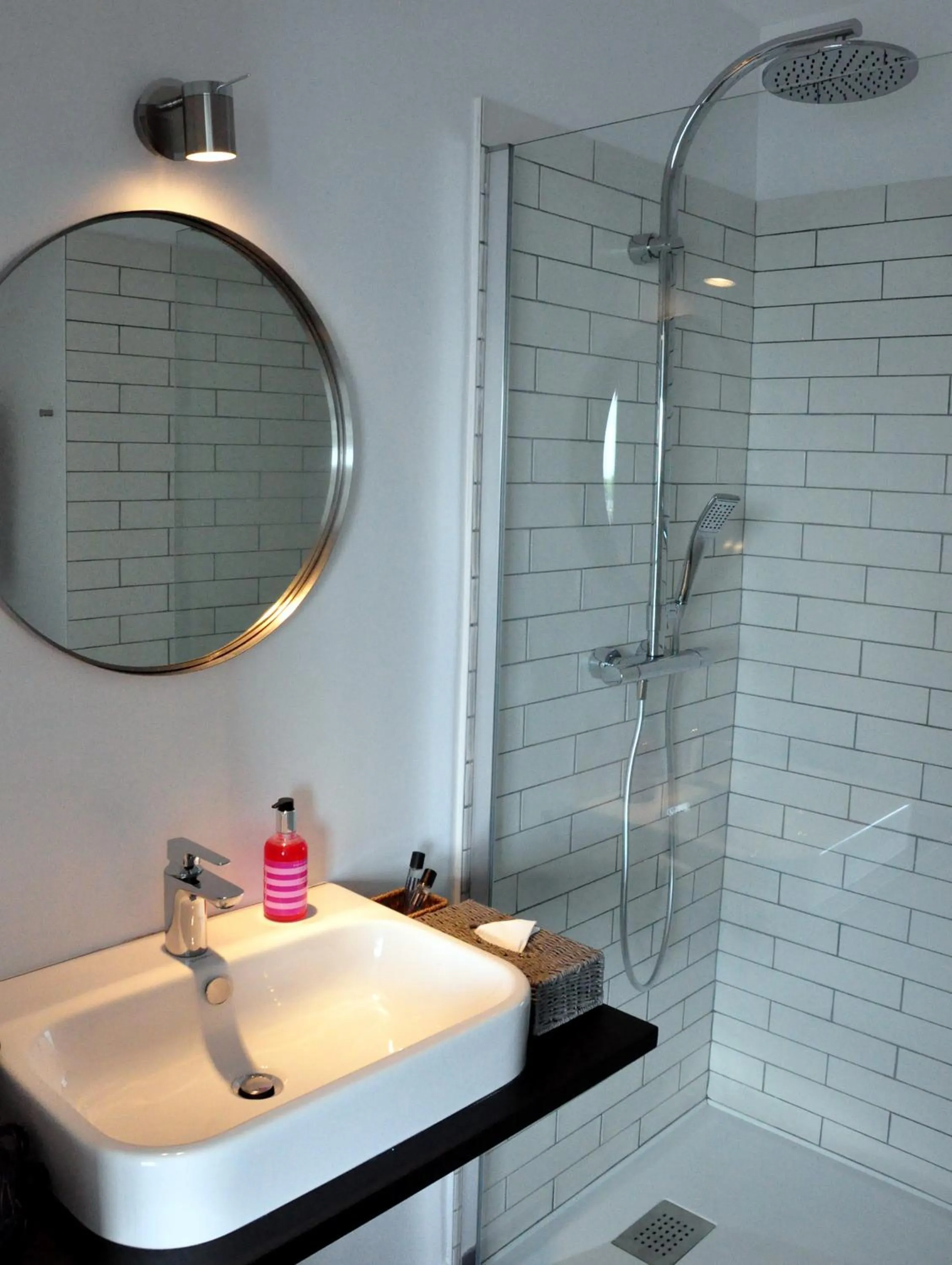 Shower in Logis Hotel Du Port