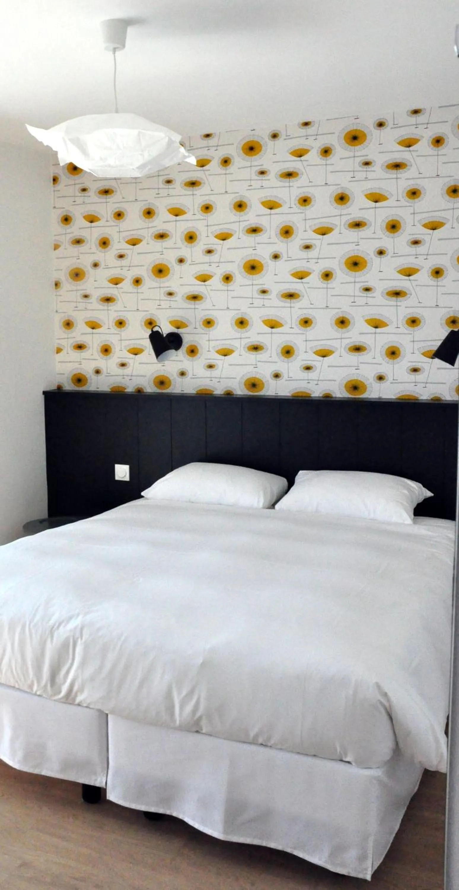 Balcony/Terrace, Bed in Logis Hotel Du Port