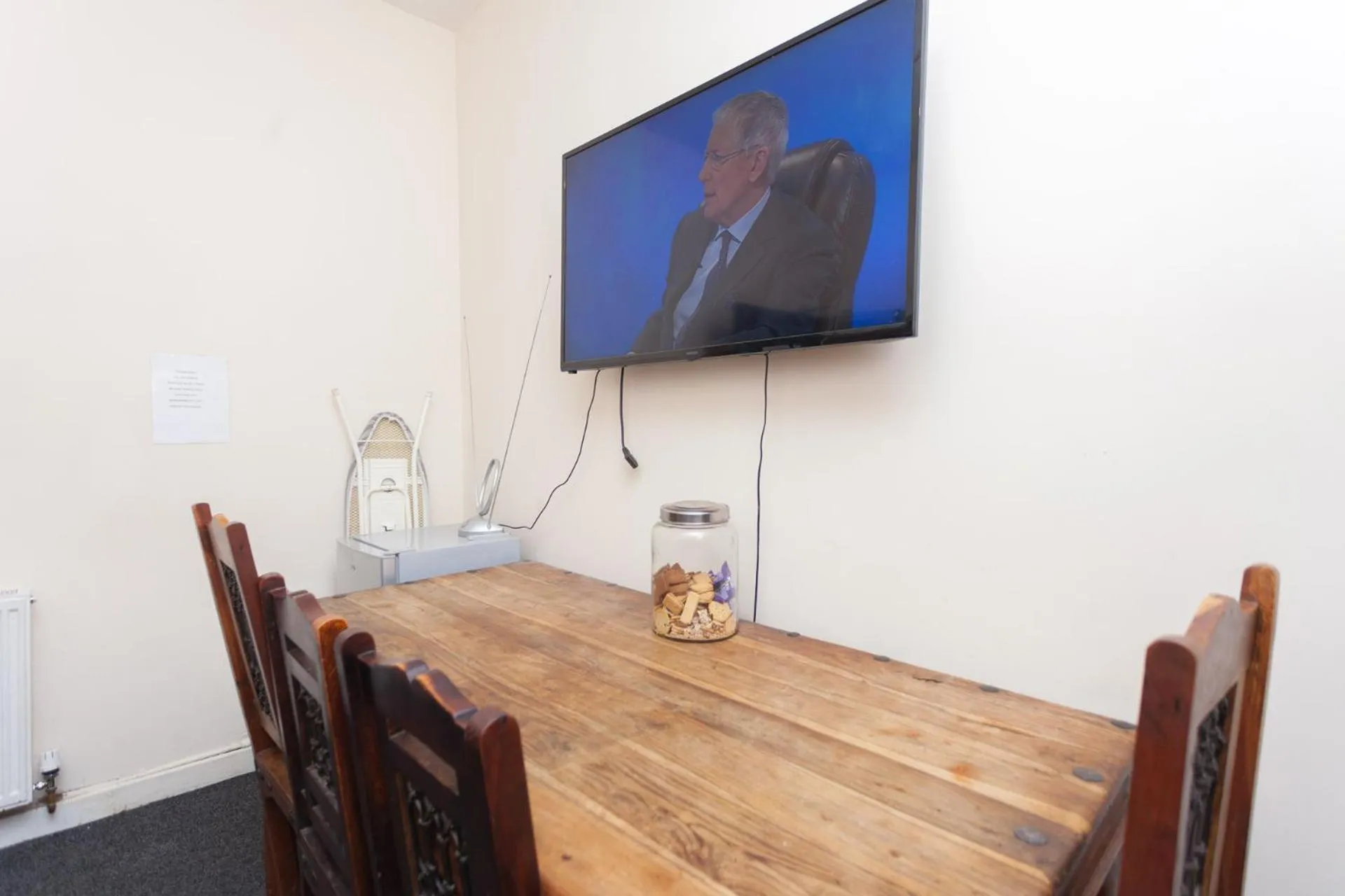 Communal lounge/ TV room in Budget Hostel